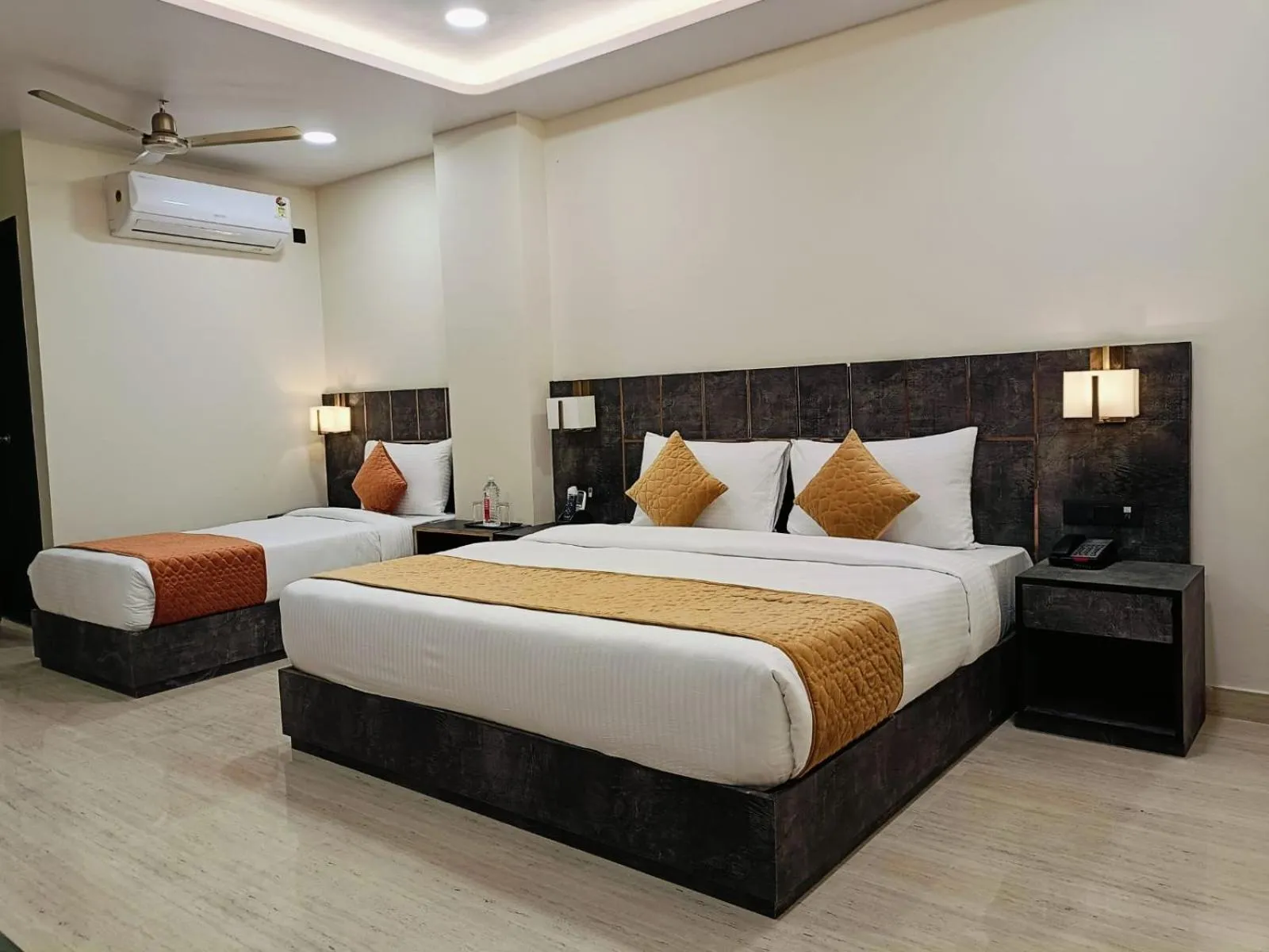 Photo of the whole room, Bed in ShriGo Hotel Banaras