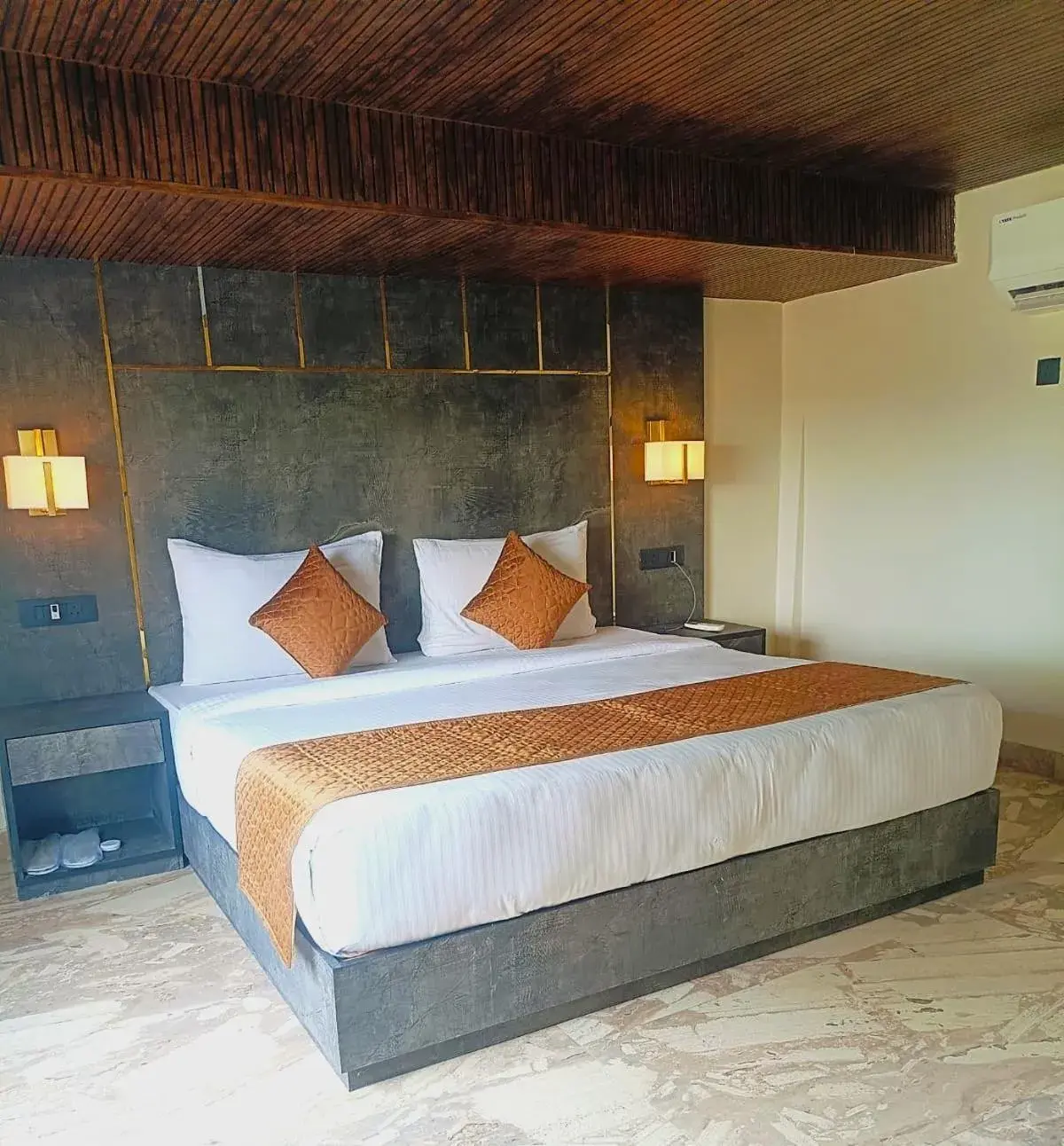 Deluxe Room in ShriGo Hotel Banaras Deluxe Room in ShriGo Hotel Banaras