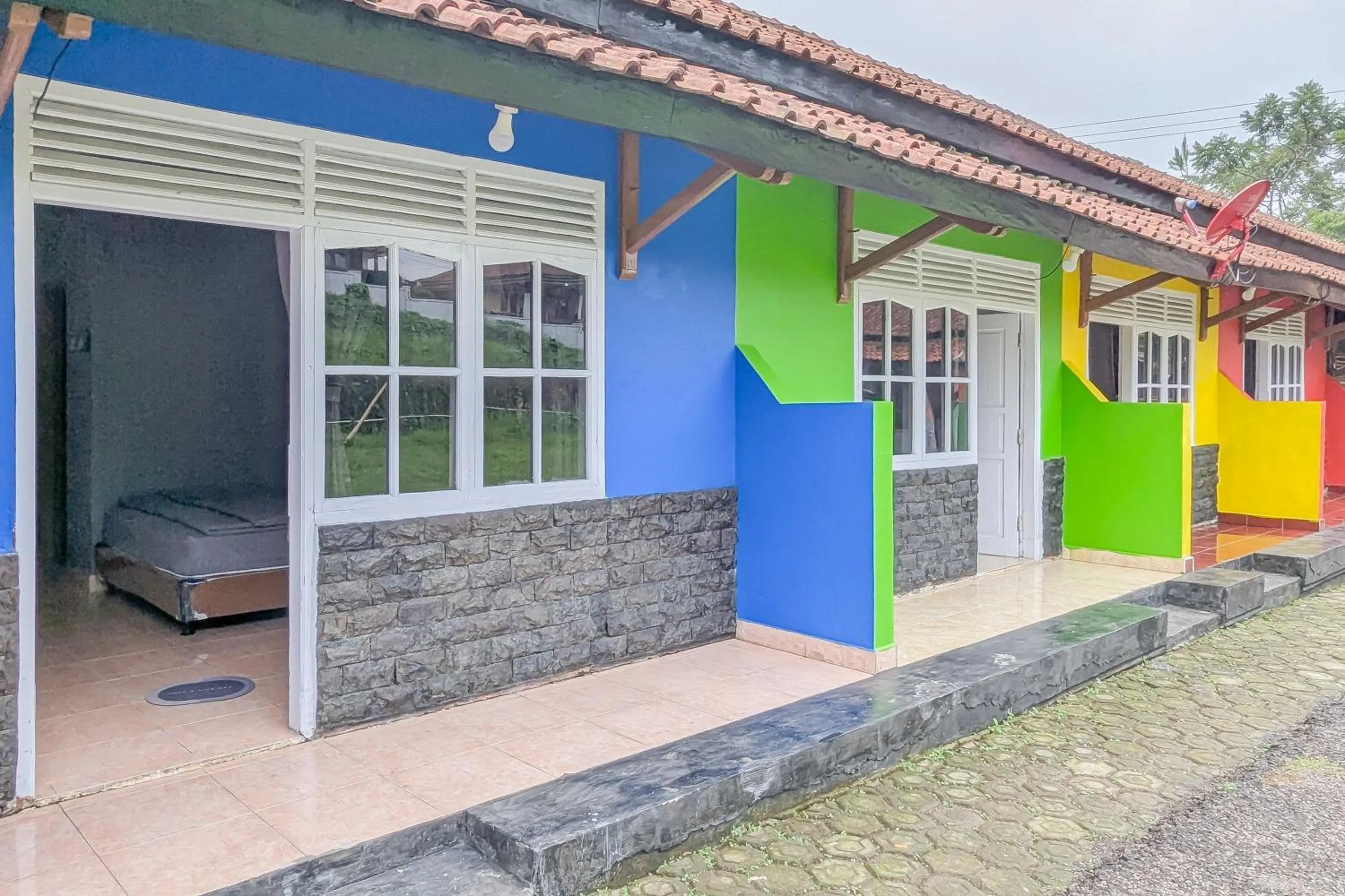 RedDoorz Resort at Ciater 3