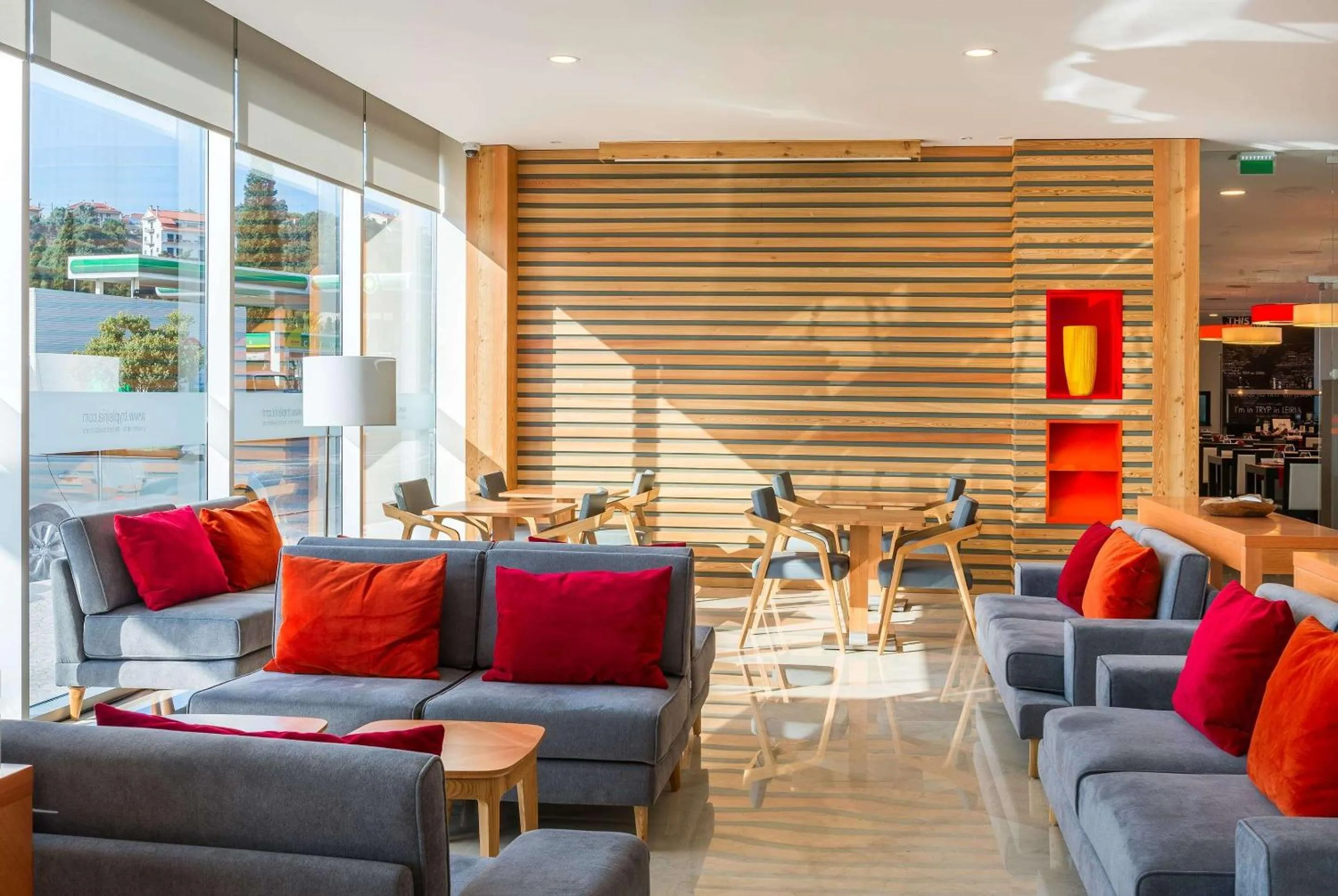 Lobby or reception in TRYP by Wyndham Leiria