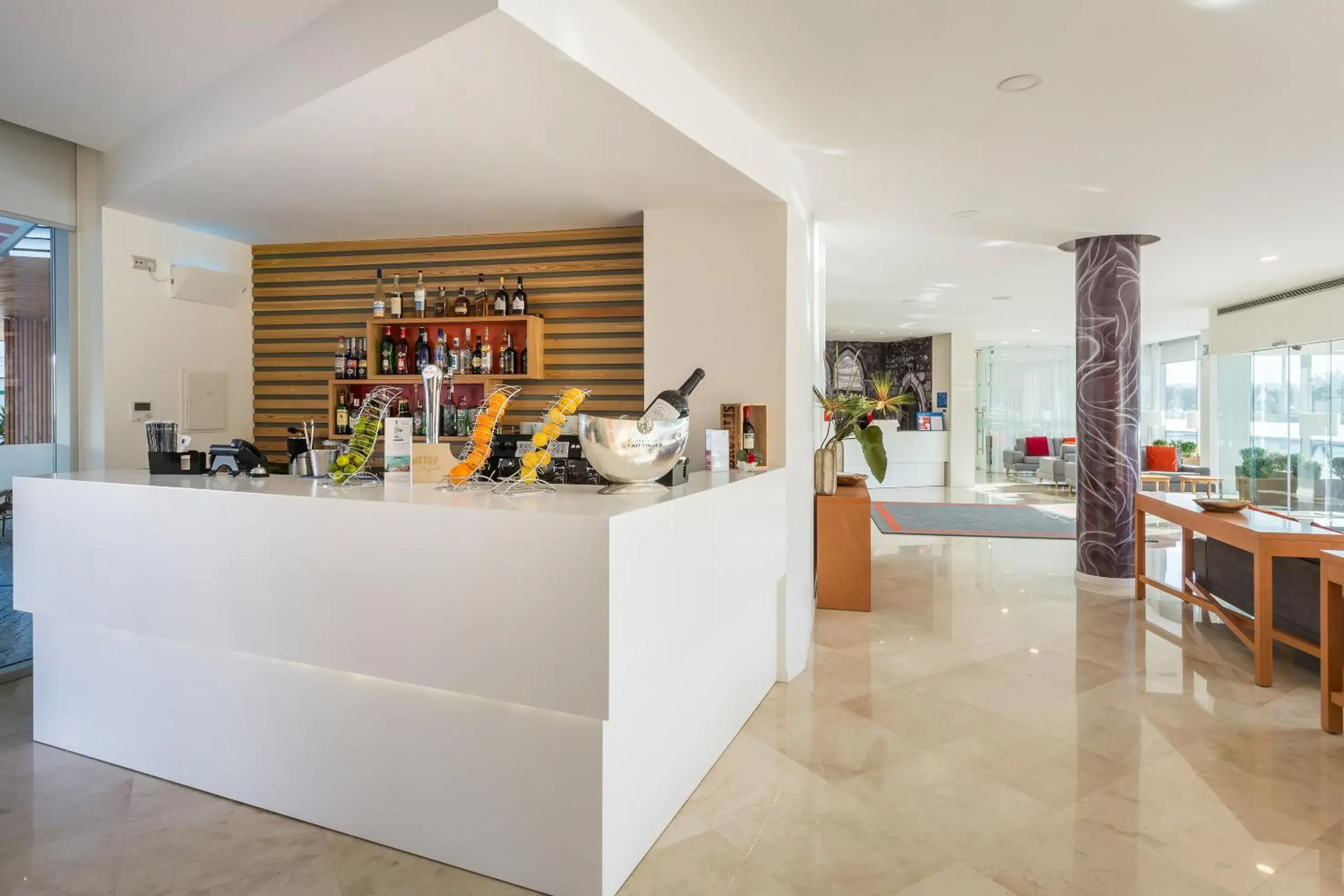 Lounge or bar in TRYP by Wyndham Leiria Lounge or bar in TRYP by Wyndham Leiria
