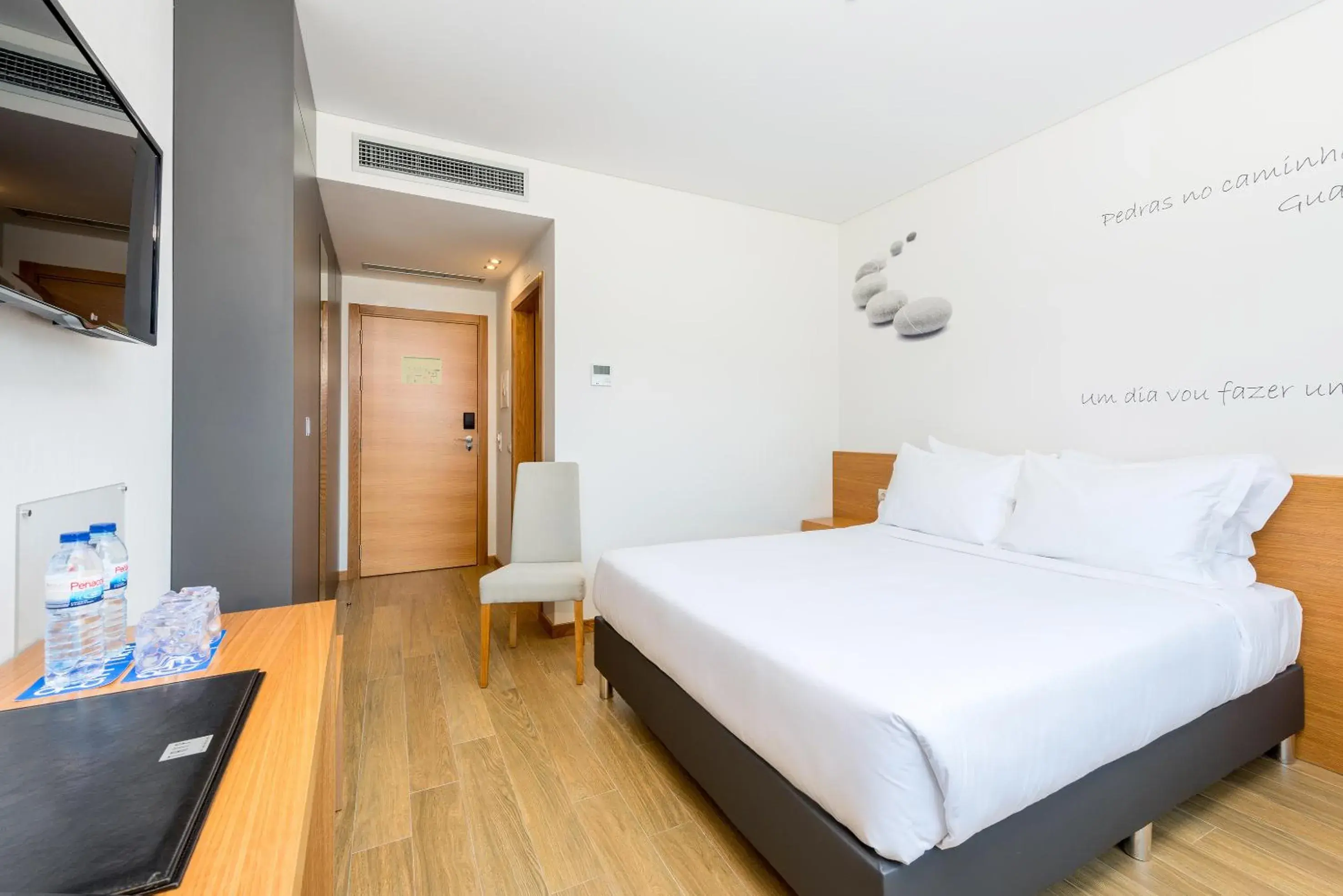 Photo of the whole room, Bed in TRYP by Wyndham Leiria Photo of the whole room, Bed in TRYP by Wyndham Leiria
