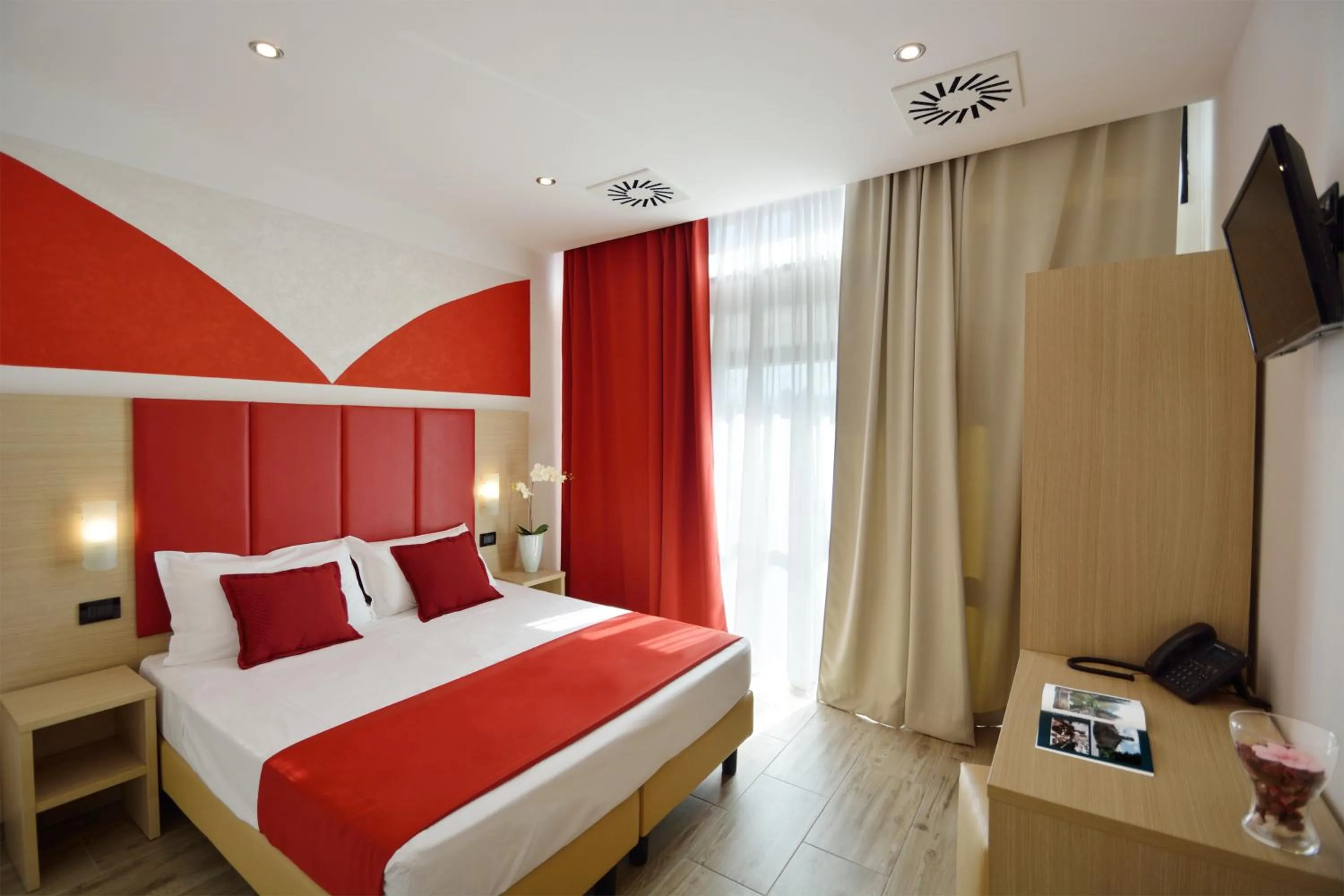 Photo of the whole room, Bed in Hotel Luxor Florence