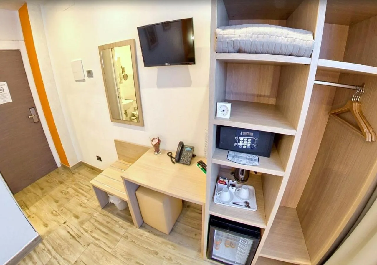 TV and multimedia, Bed in Hotel Luxor Florence