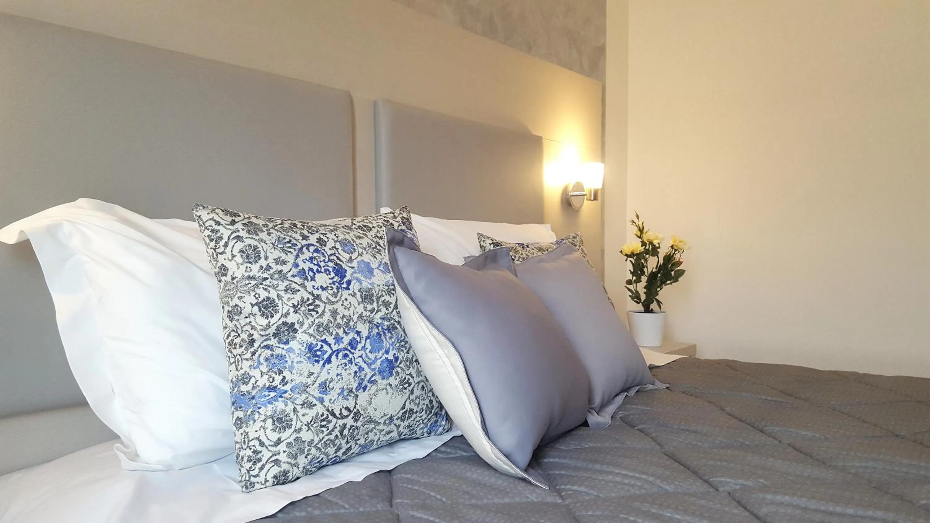 Bed in Hotel Luxor Florence