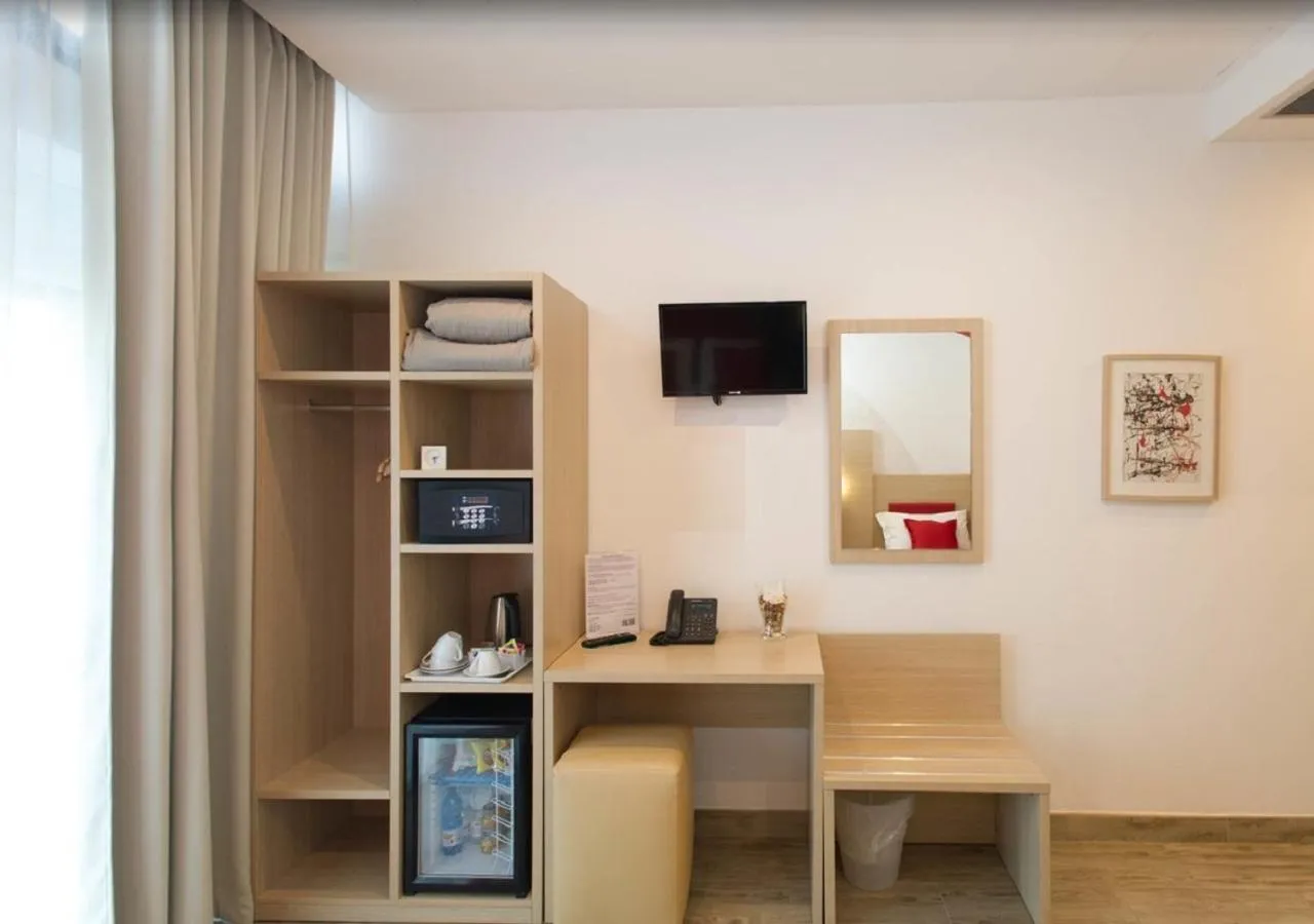 Coffee/tea facilities in Hotel Luxor Florence