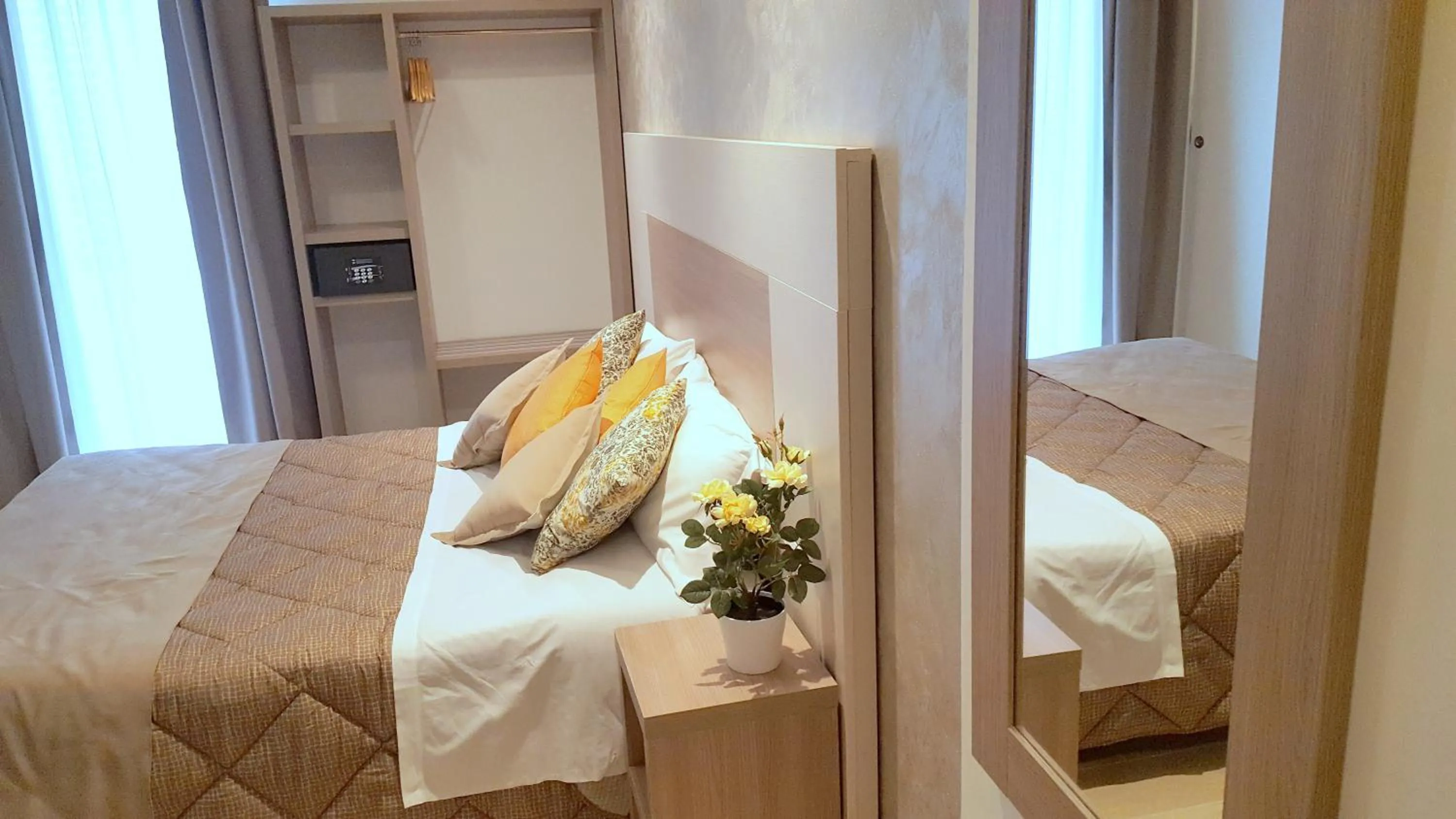 Photo of the whole room, Bed in Hotel Luxor Florence