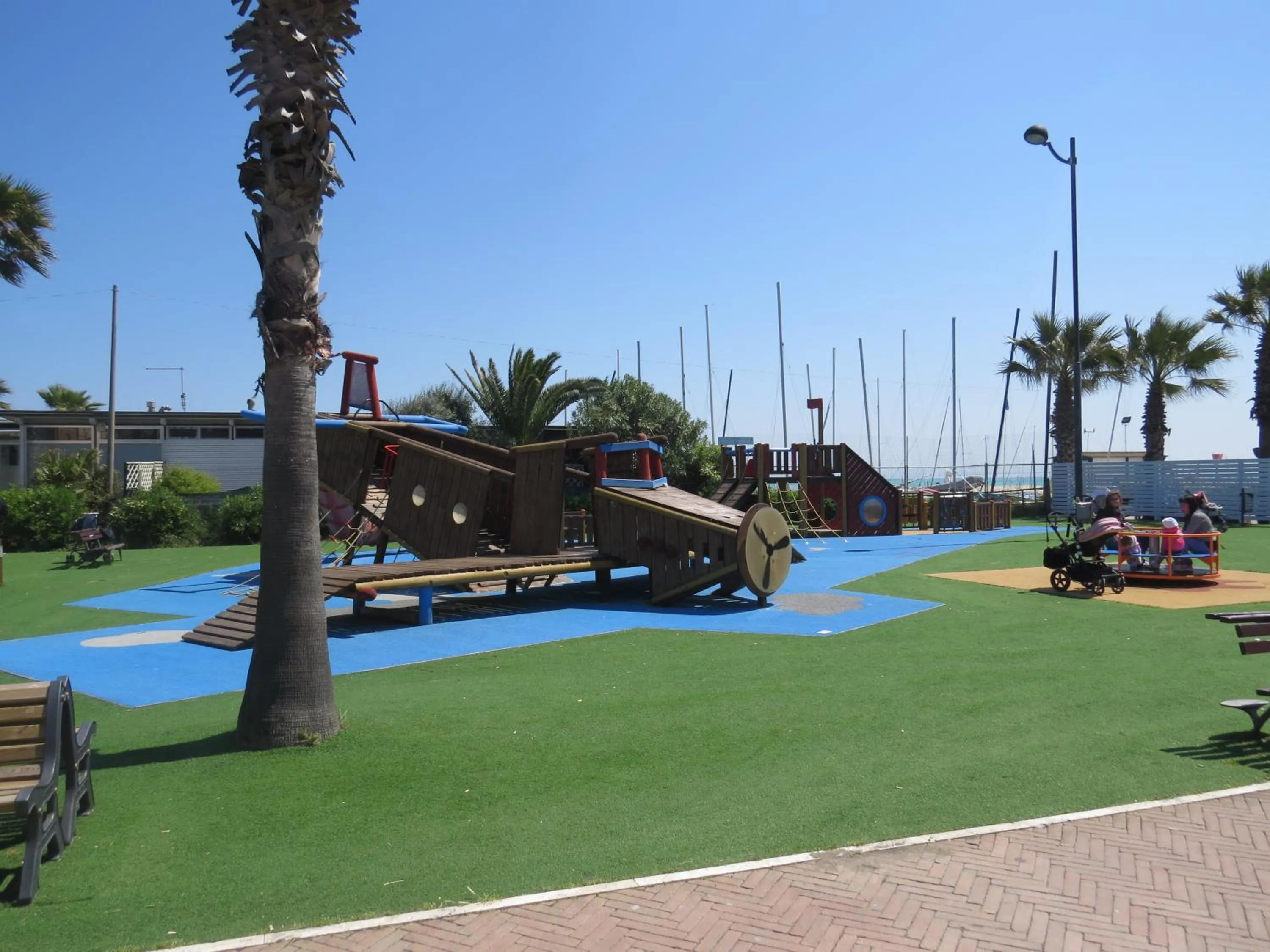 Children play ground in B&B Villino Giovanna Wi-Fi AC Prima fila mare Pineta