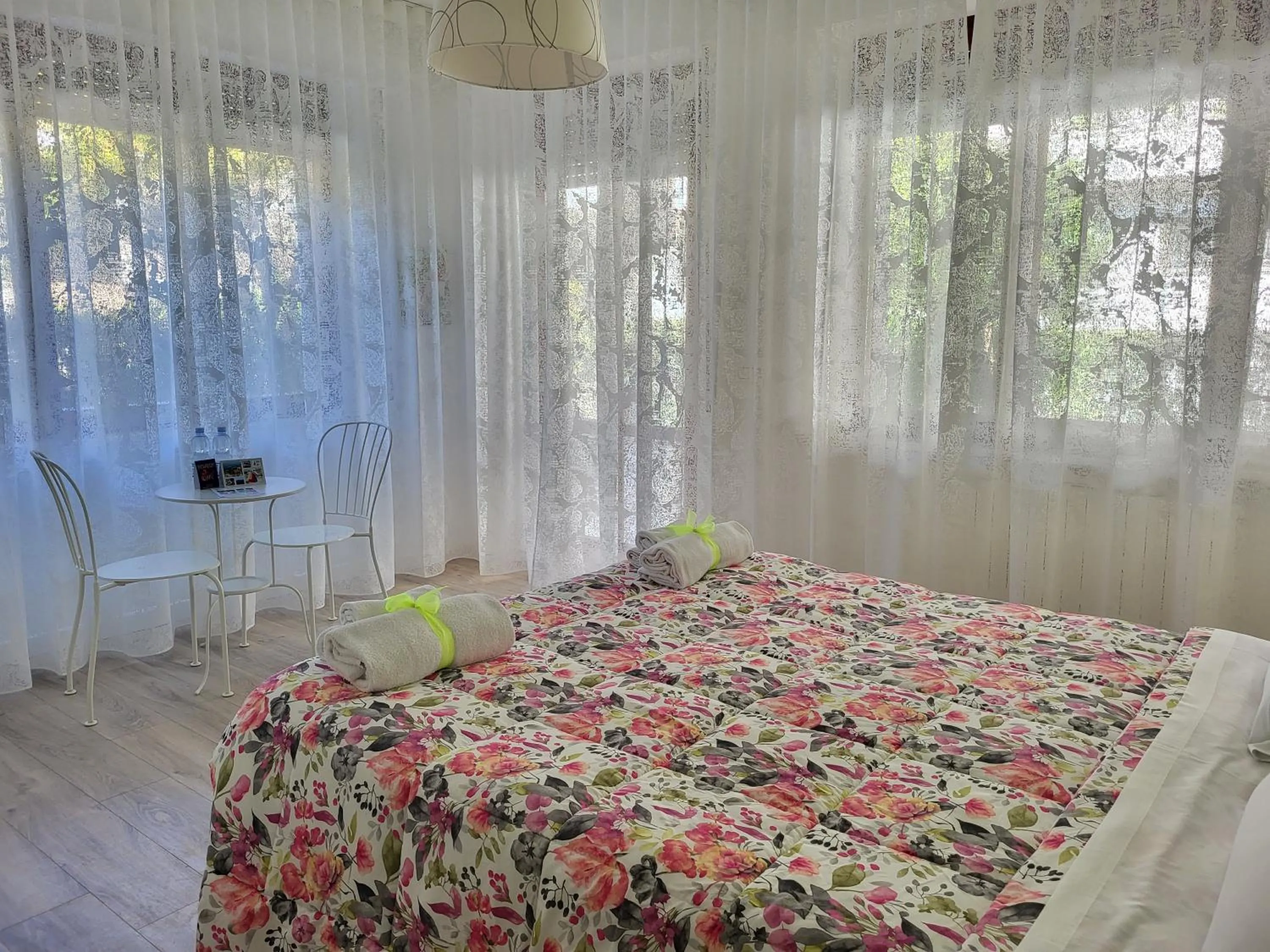 Bed in B&B Villino Giovanna Wi-Fi AC Prima fila mare Pineta