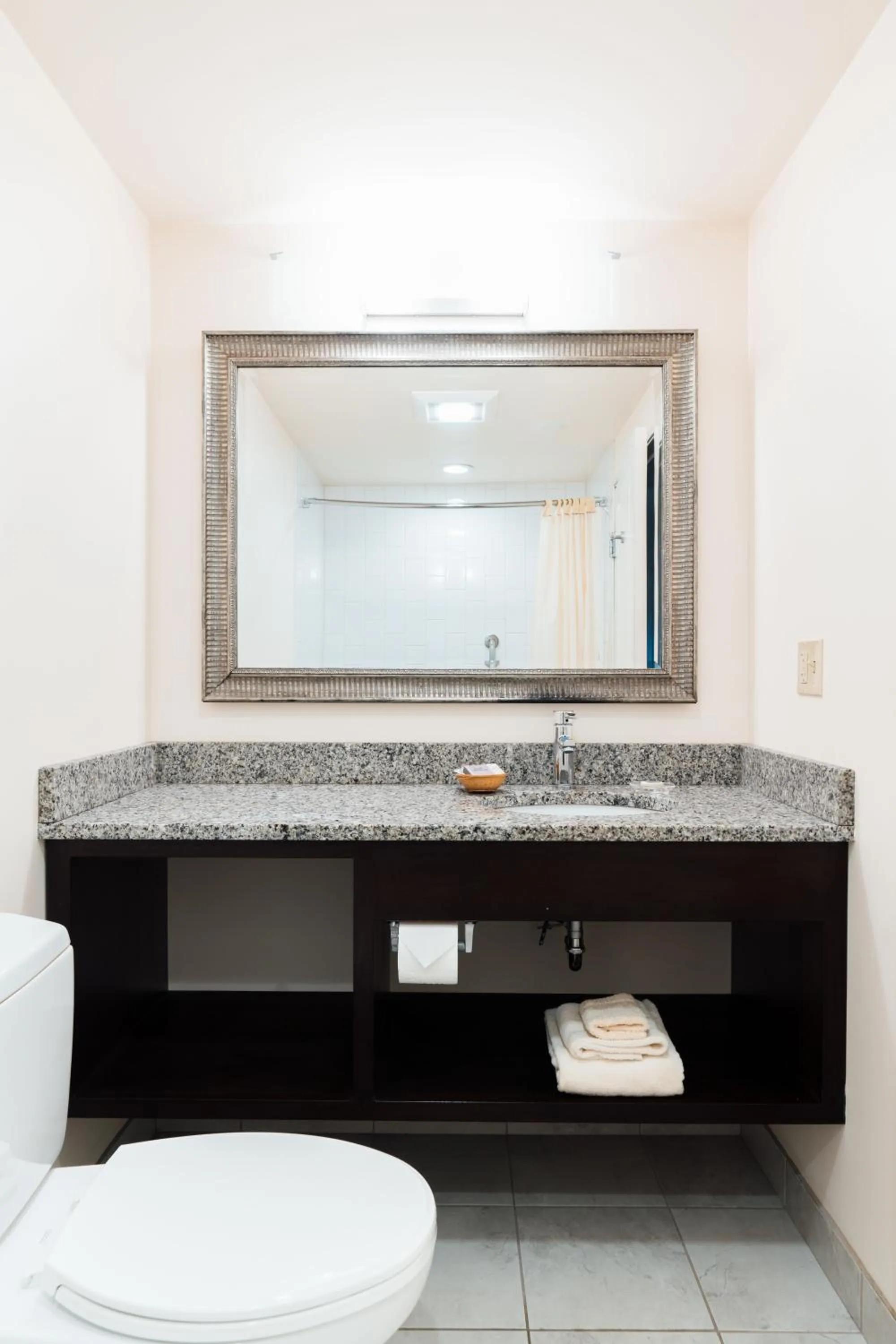 Bathroom in Belfast Harbor Inn