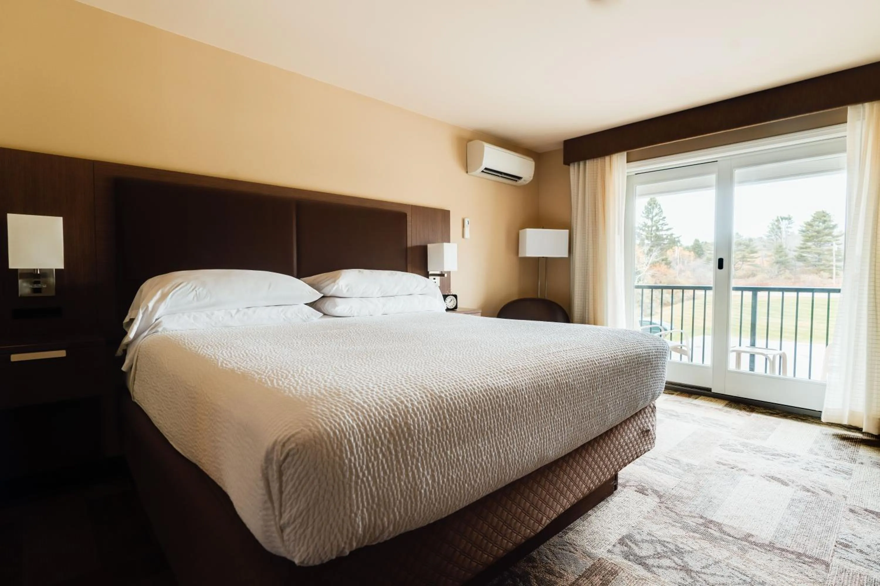 Bedroom, Bed in Belfast Harbor Inn