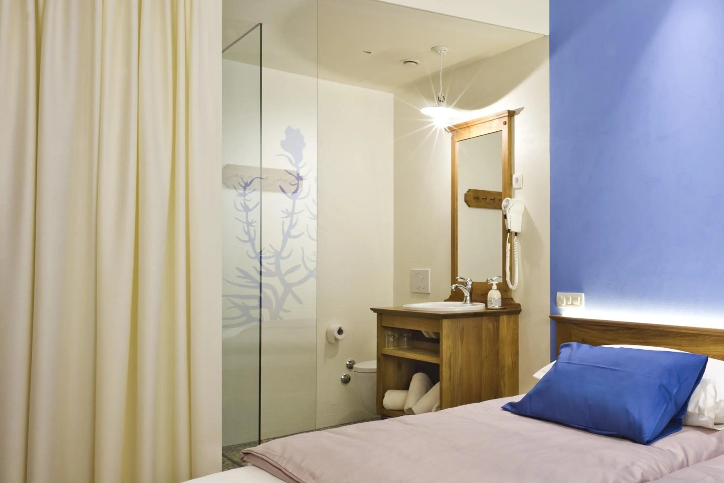 Shower, Bed in Majerija