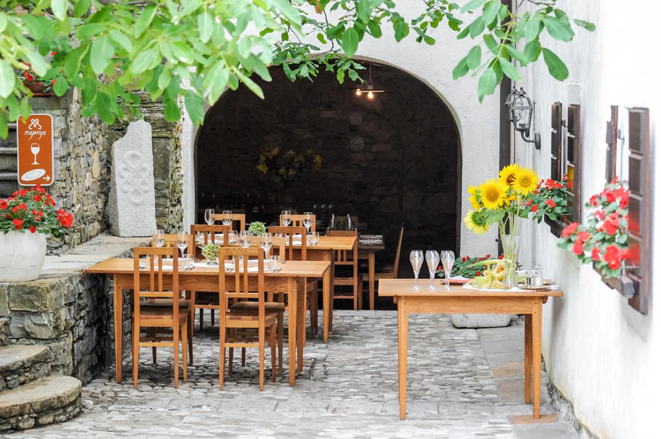 Restaurant/places to eat in Majerija