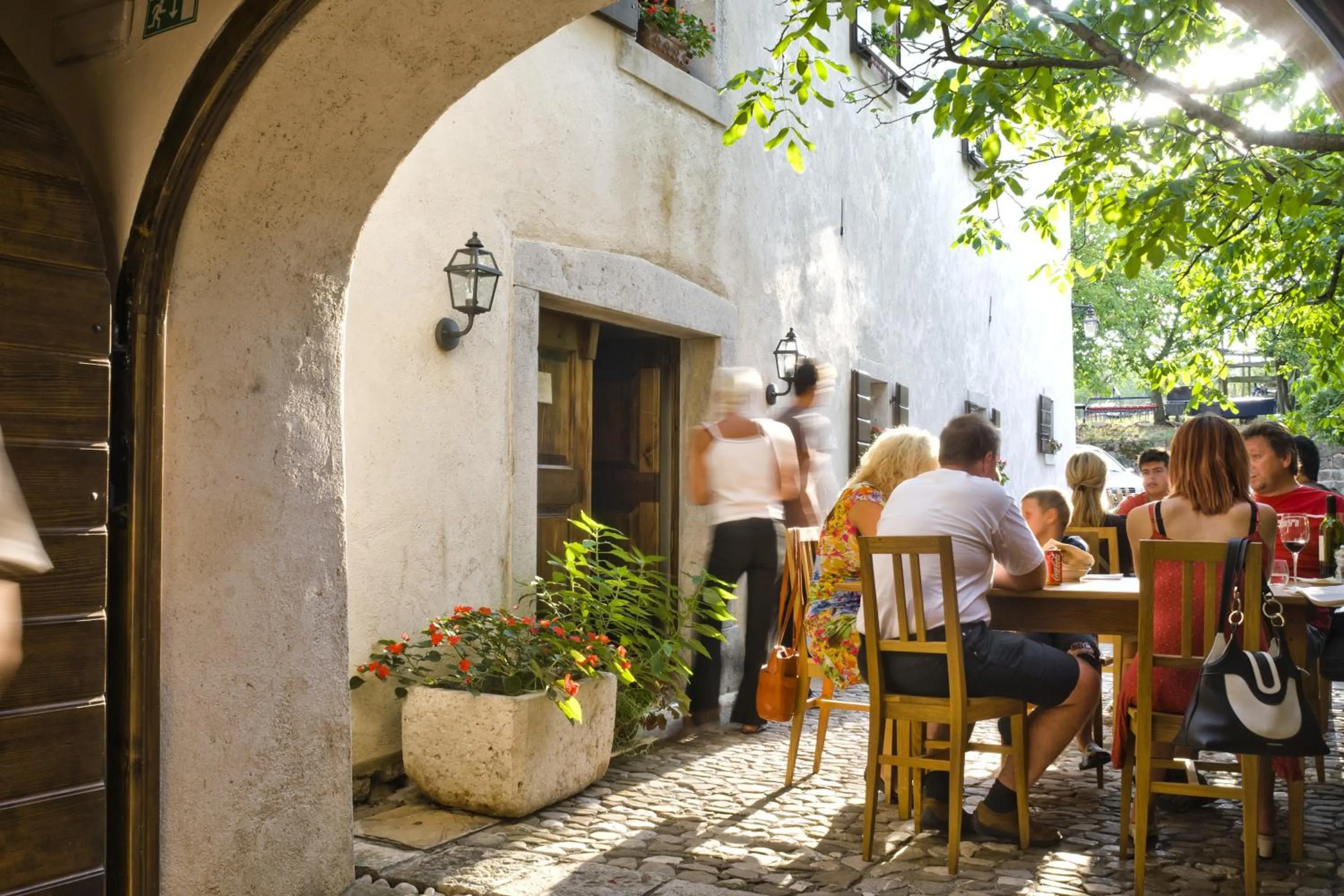 Restaurant/places to eat in Majerija