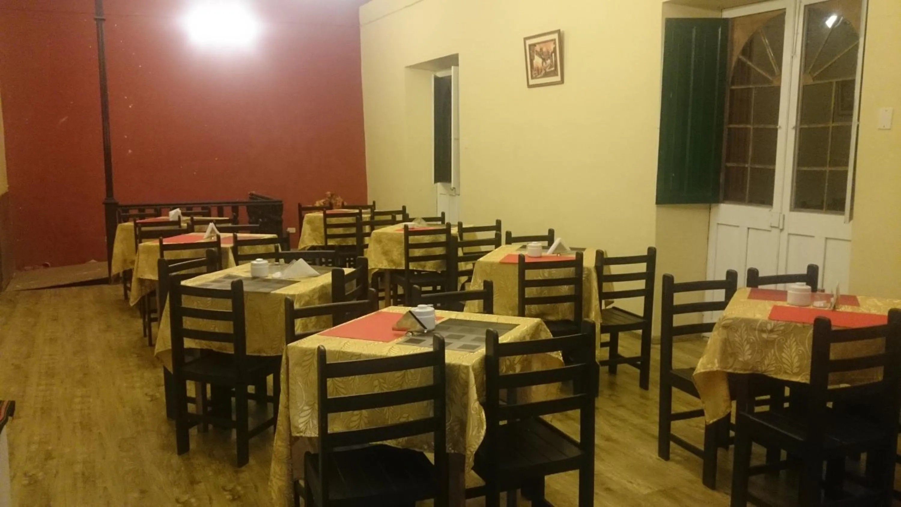 Restaurant/places to eat in Colonial Plaza Hotel