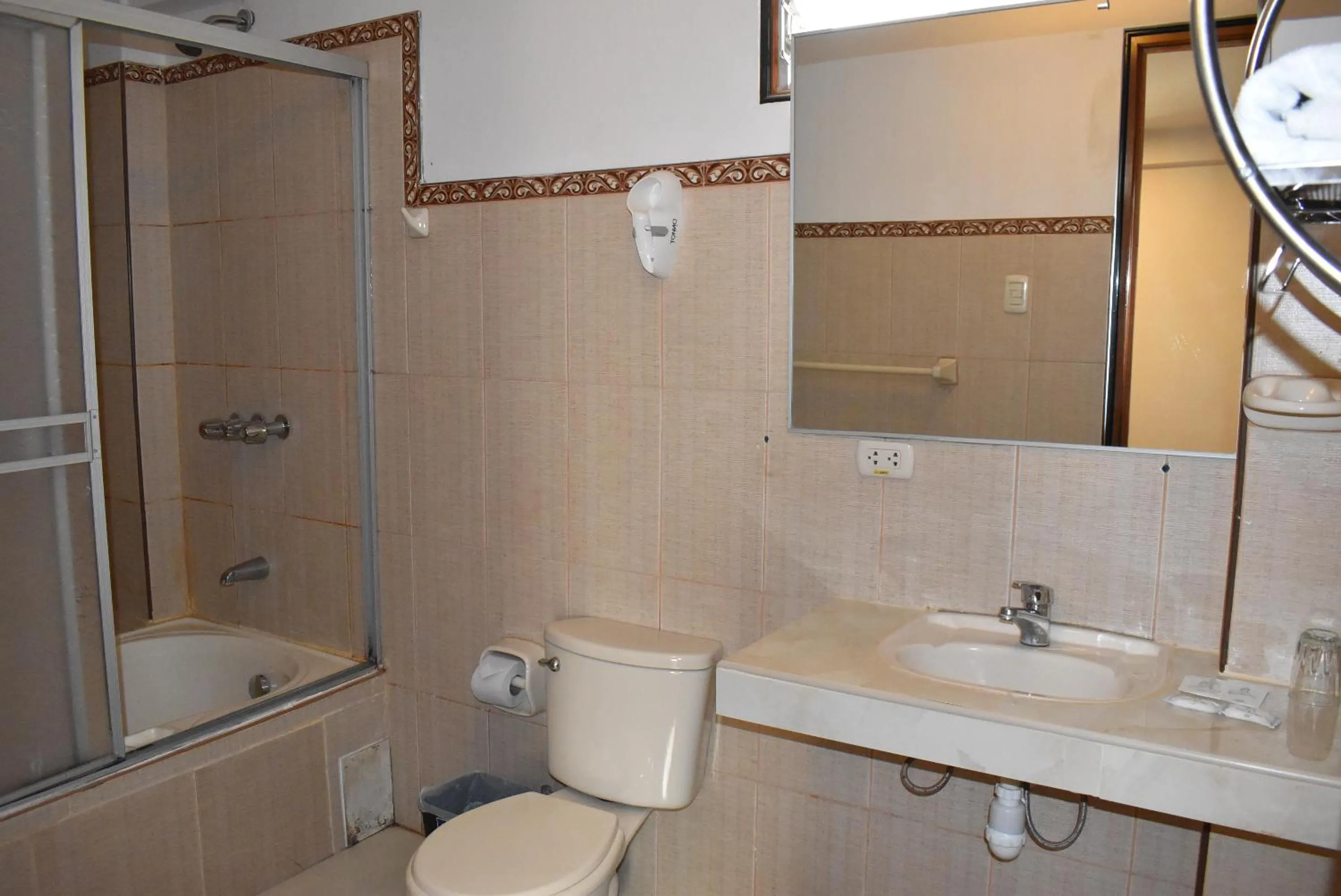 Bathroom in Colonial Plaza Hotel