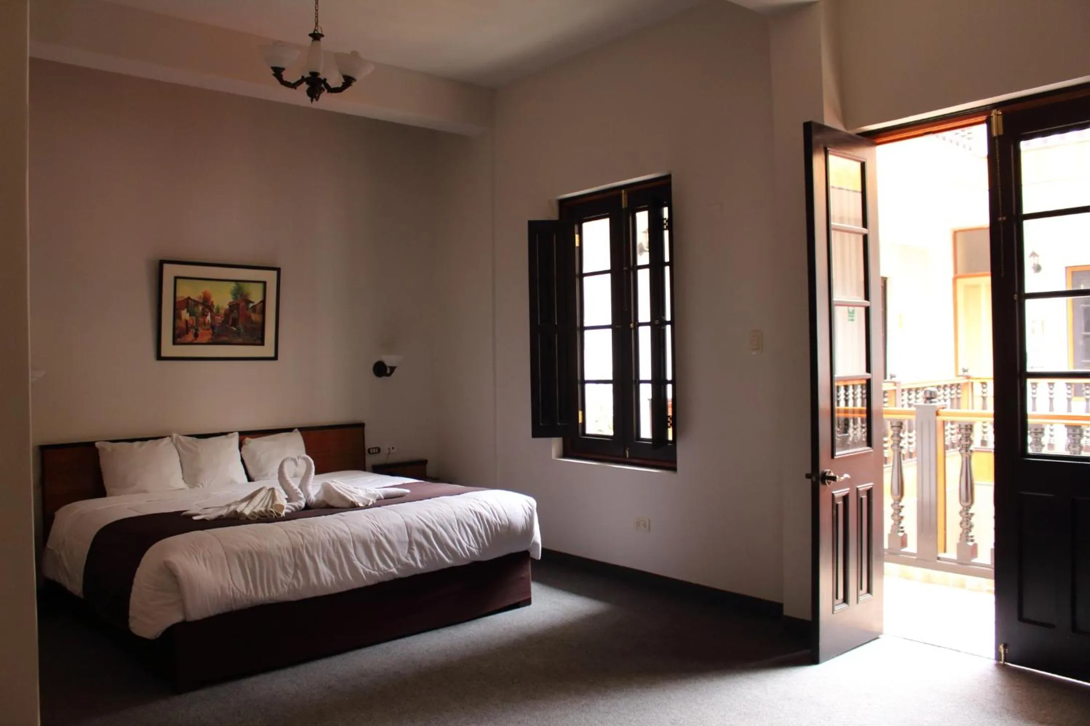Balcony/Terrace, Bed in Colonial Plaza Hotel