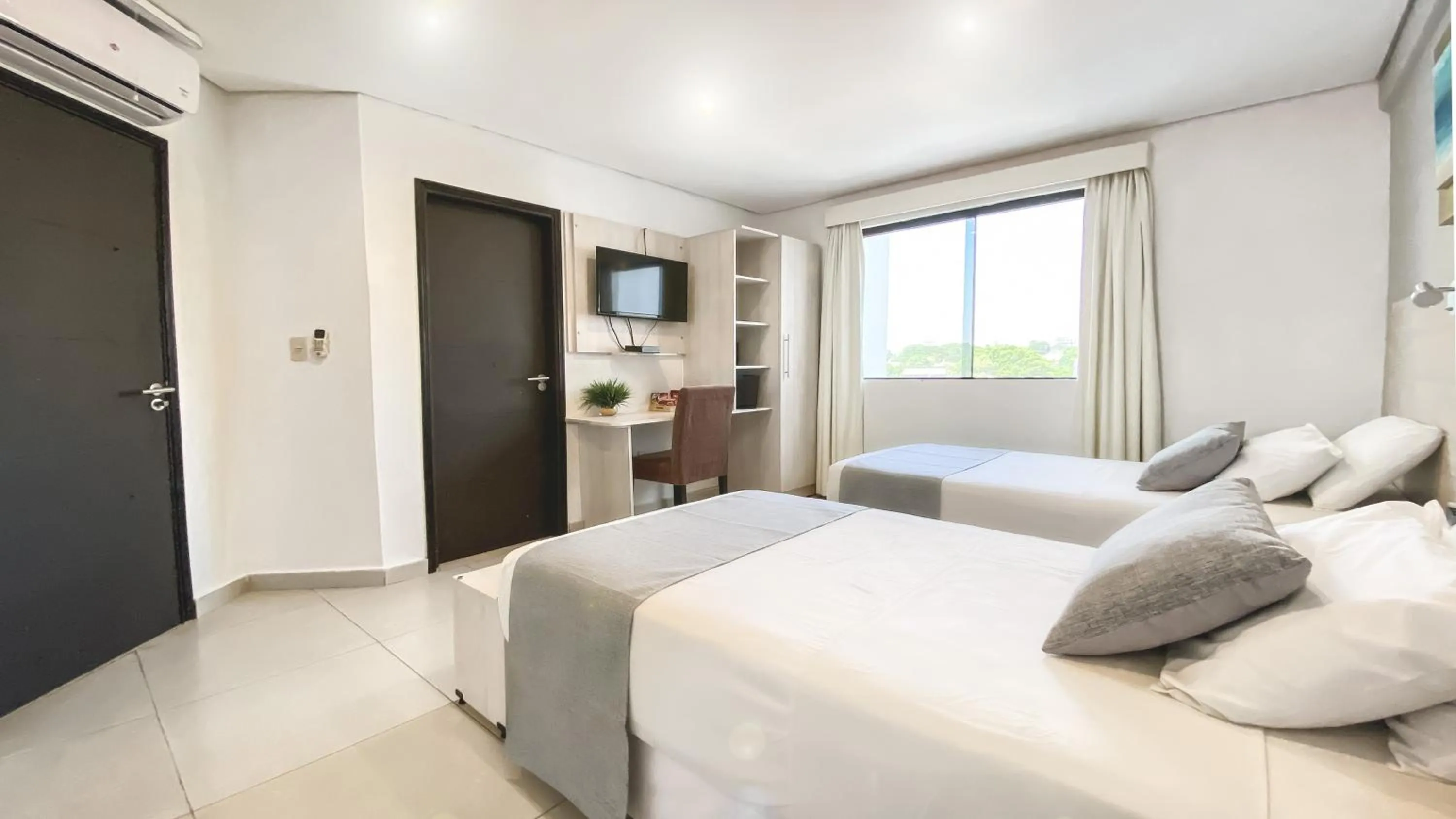 Photo of the whole room, Bed in Danieri Asunción Hotel