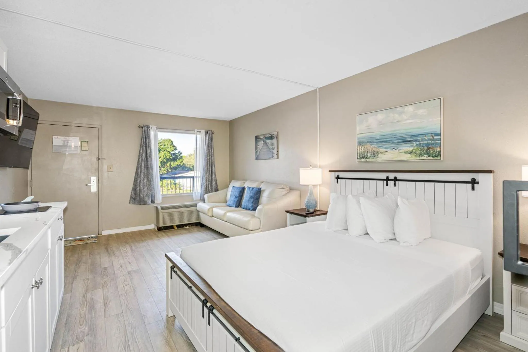 Photo of the whole room, Bed in Bay Breeze