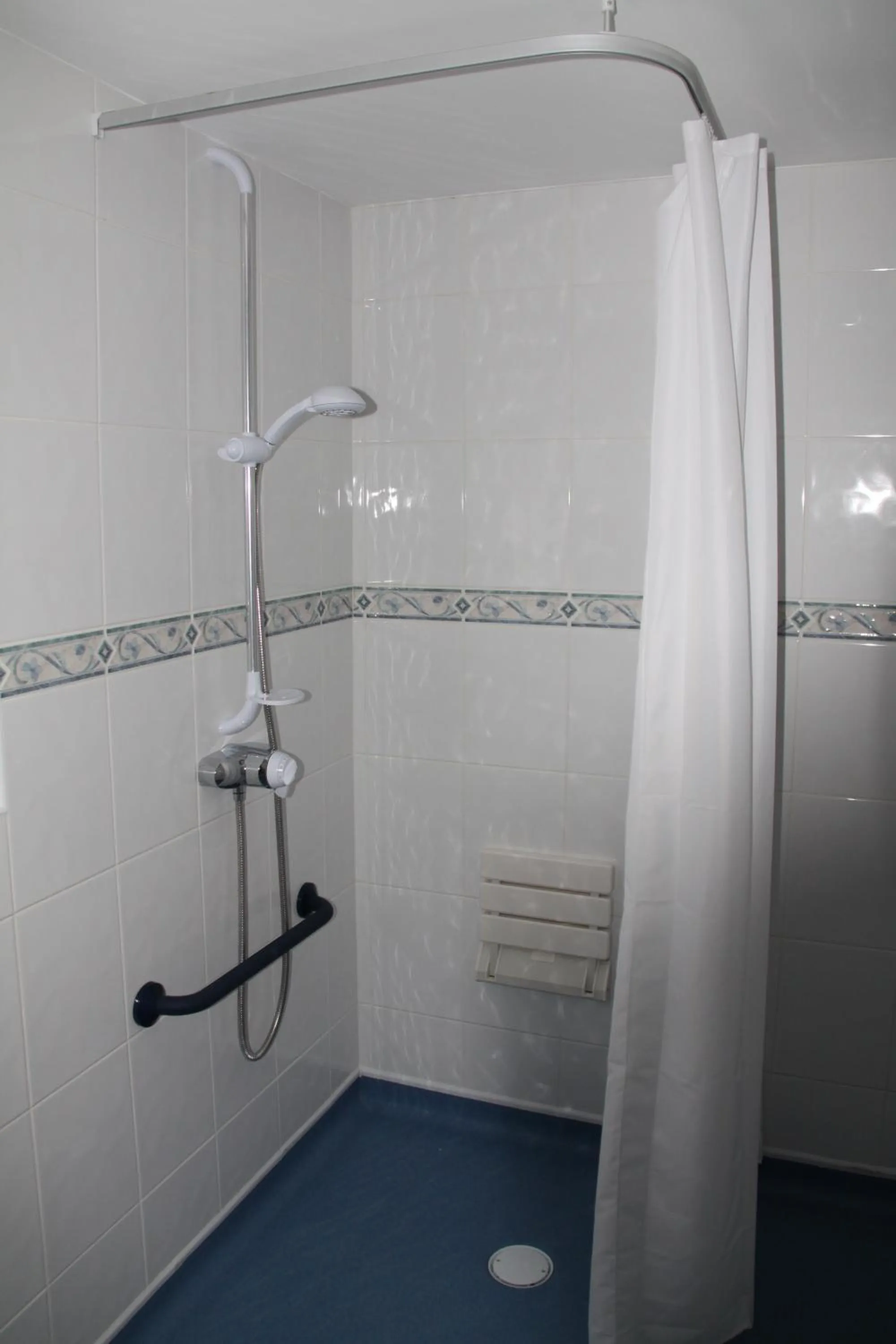 Shower in The Red Lion Inn Partney