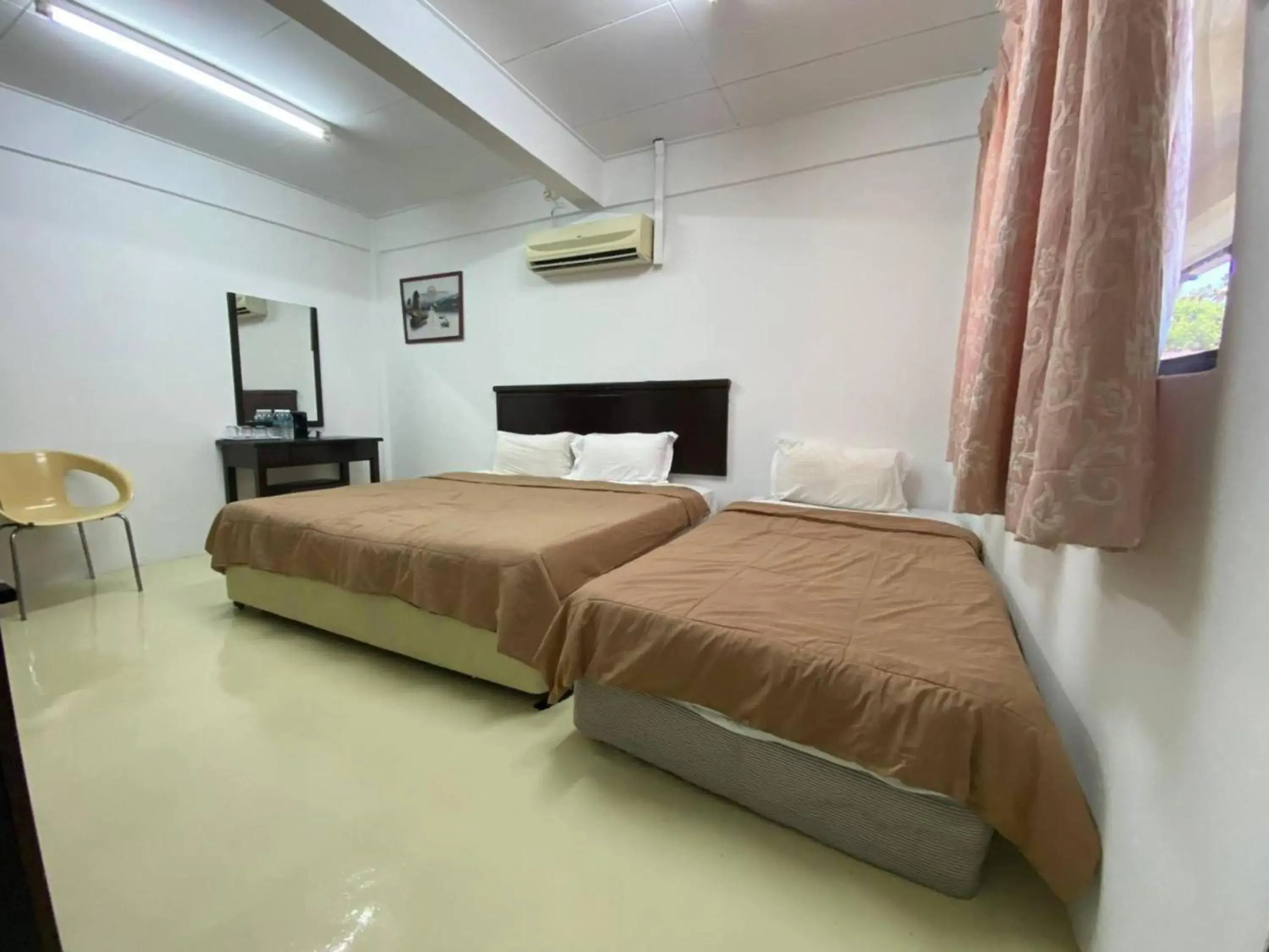 air conditioner, Bed in Capital O 91094 Hotel & Chalet Sportfishing air conditioner, Bed in Capital O 91094 Hotel & Chalet Sportfishing