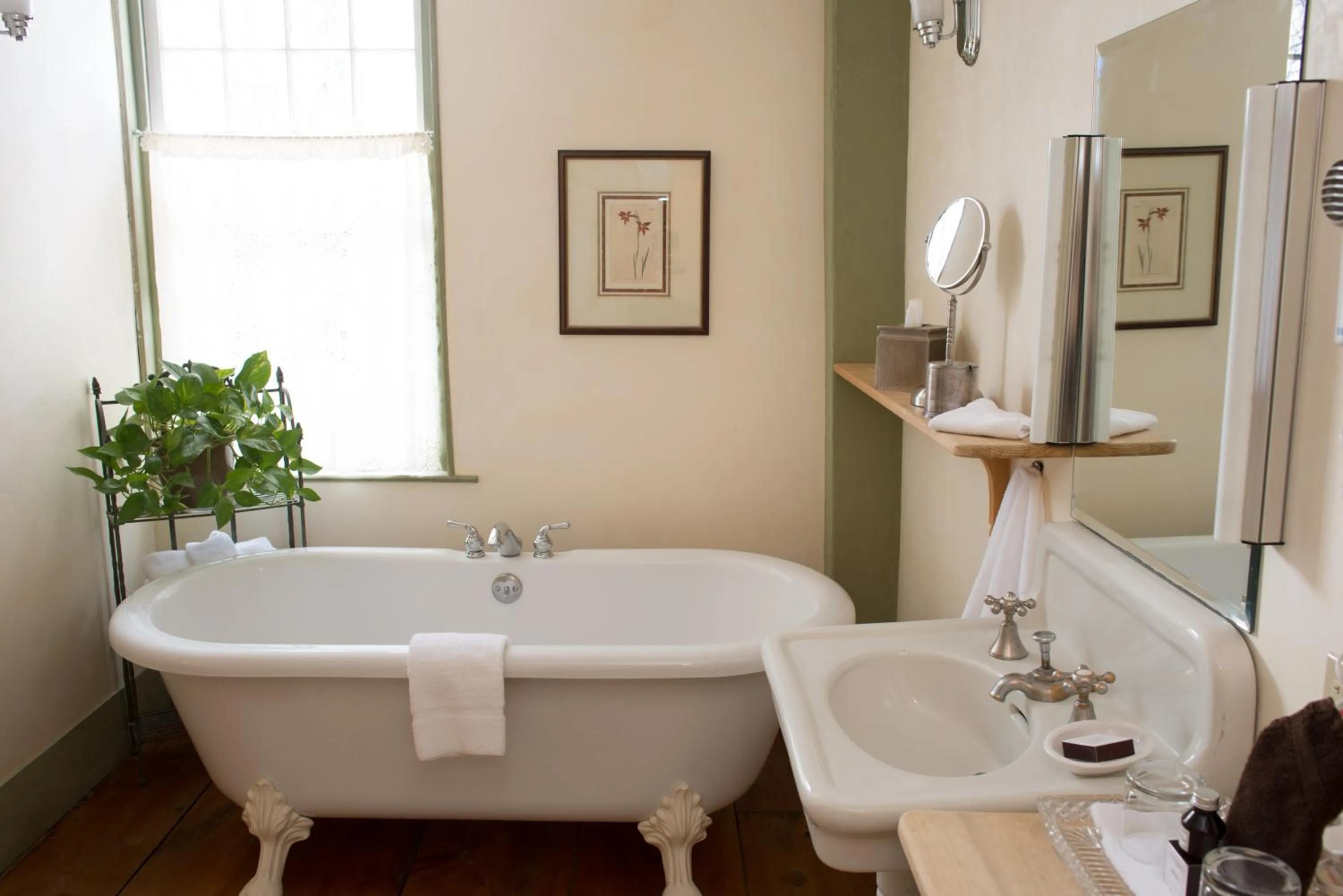 Day in The Old Inn On The Green