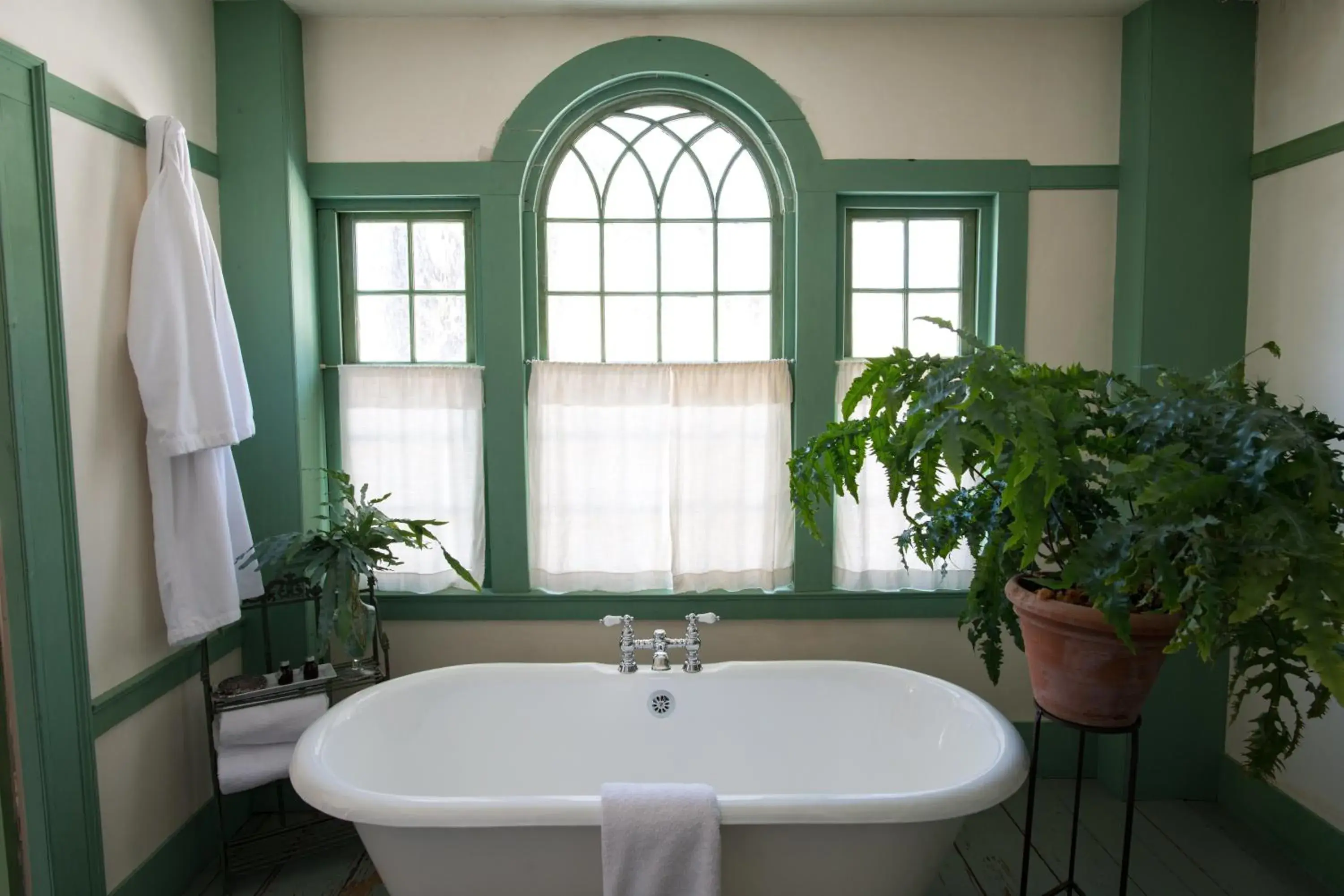 Queen Room with Spa Bath - single occupancy in The Old Inn On The Green Queen Room with Spa Bath - single occupancy in The Old Inn On The Green