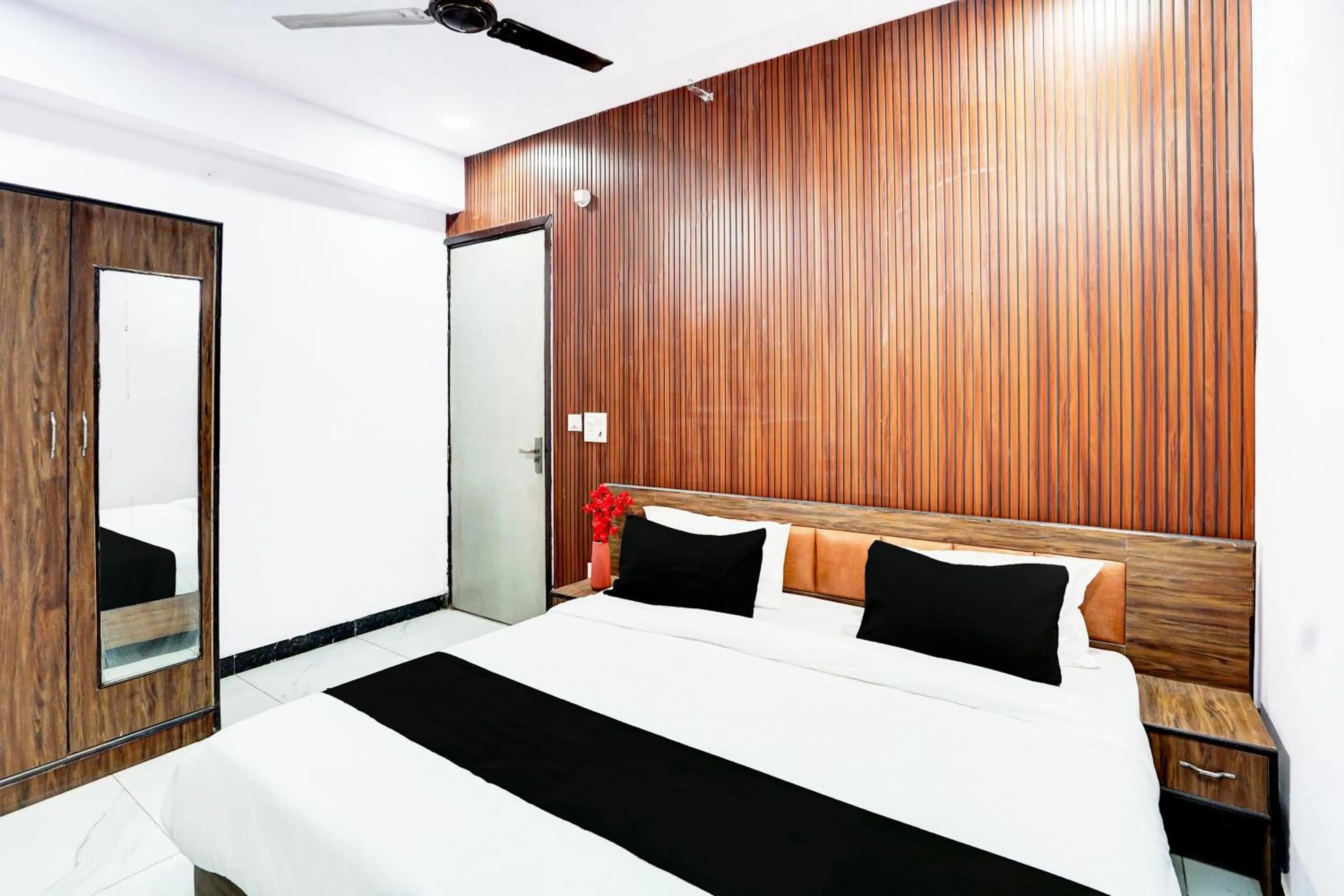 Collection O Hotel Star Inn Near By Hindon Airforce Mohan Nagar Ghaziabad