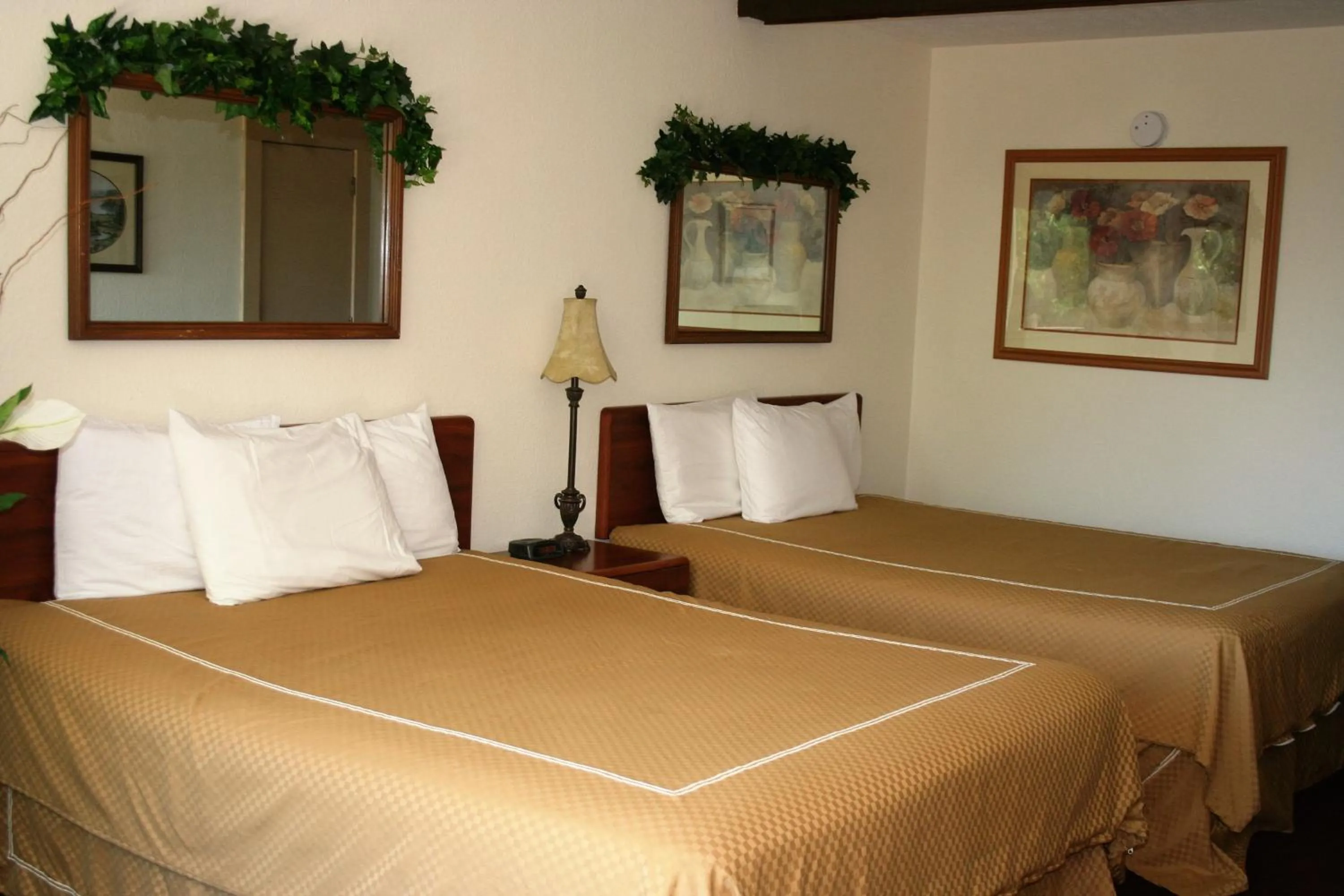Bed in Passion Play Road Inn - Formerly Statue Road Inn