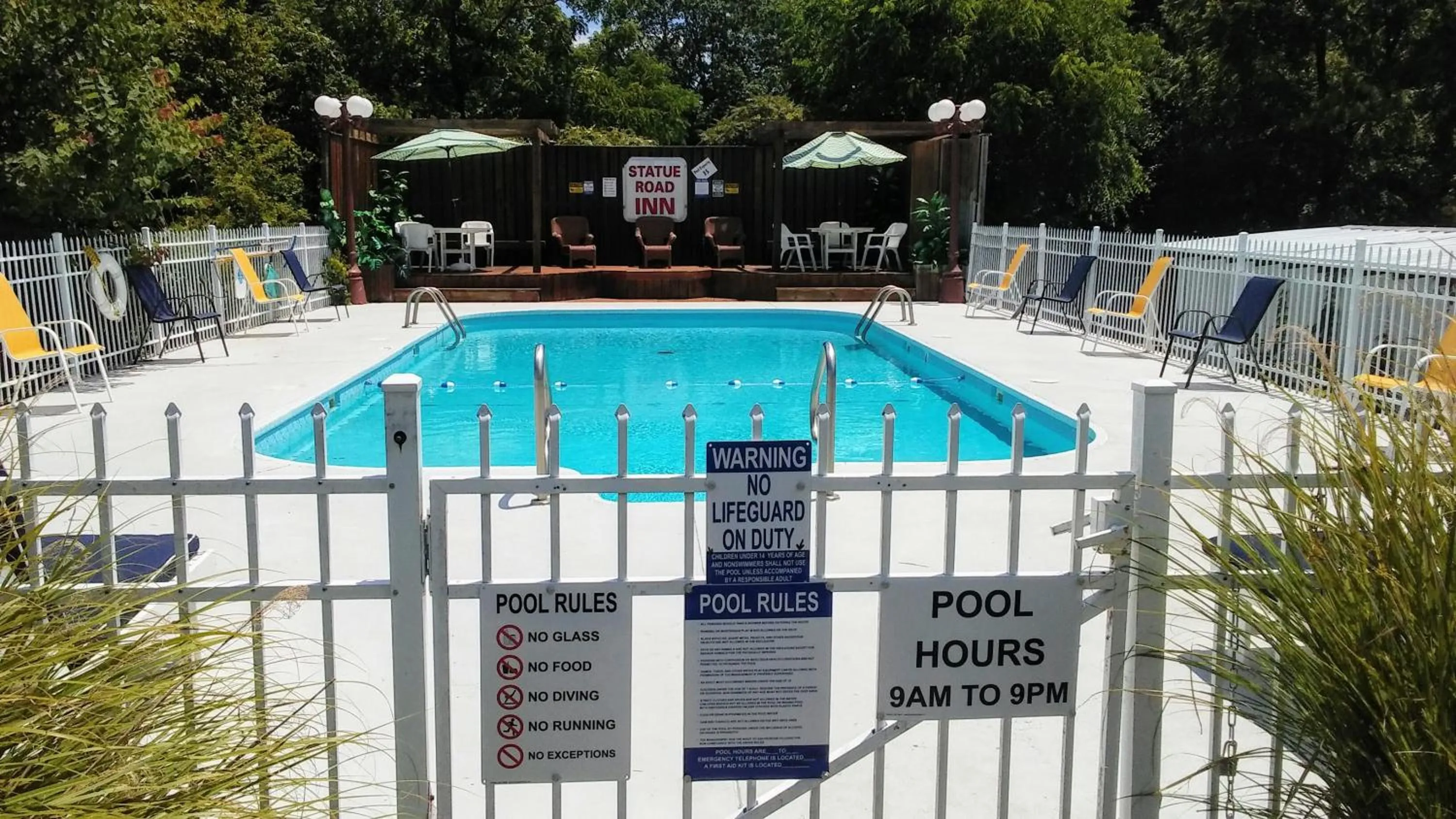 Swimming pool in Passion Play Road Inn - Formerly Statue Road Inn