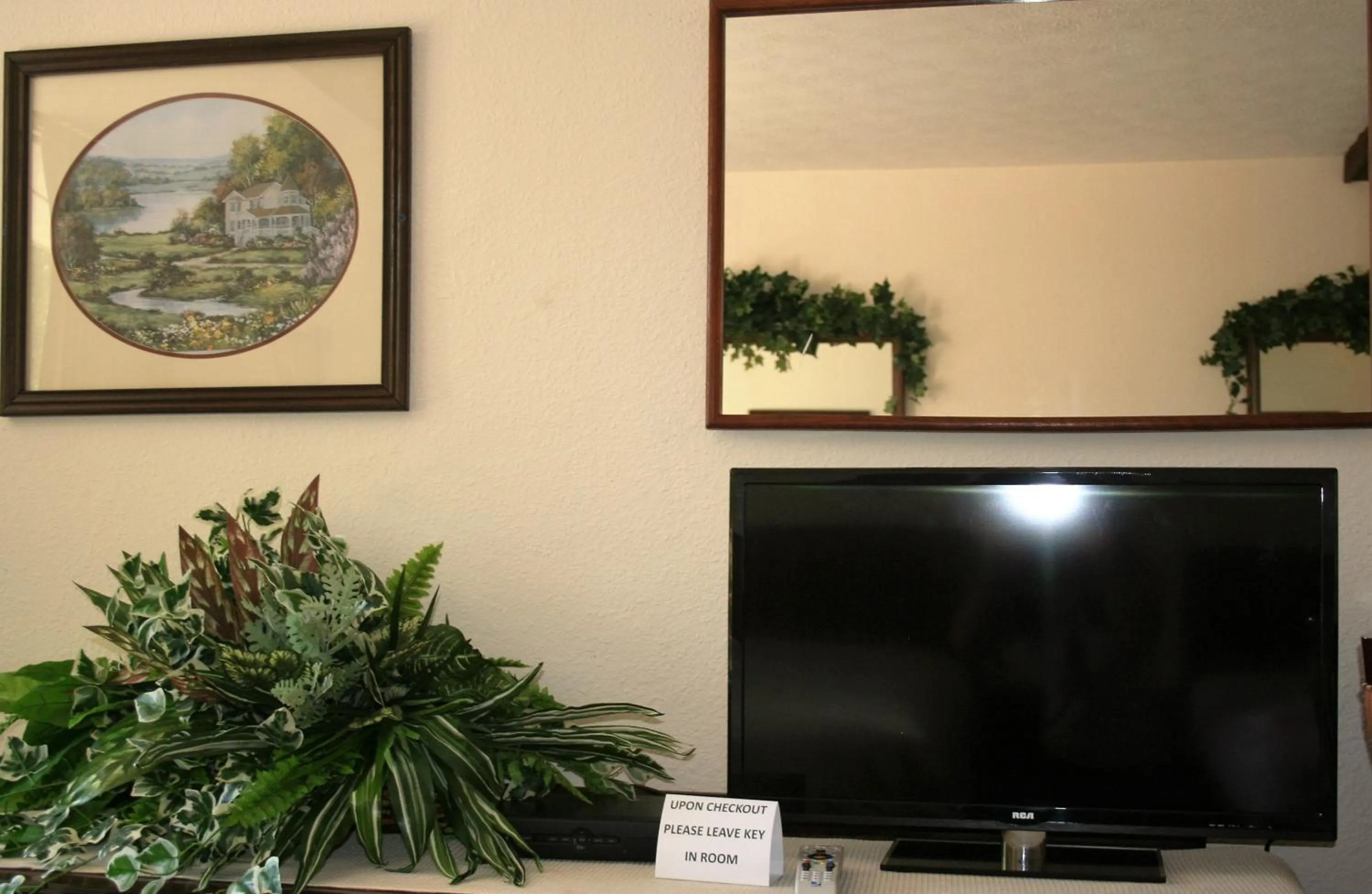 TV and multimedia in Passion Play Road Inn - Formerly Statue Road Inn