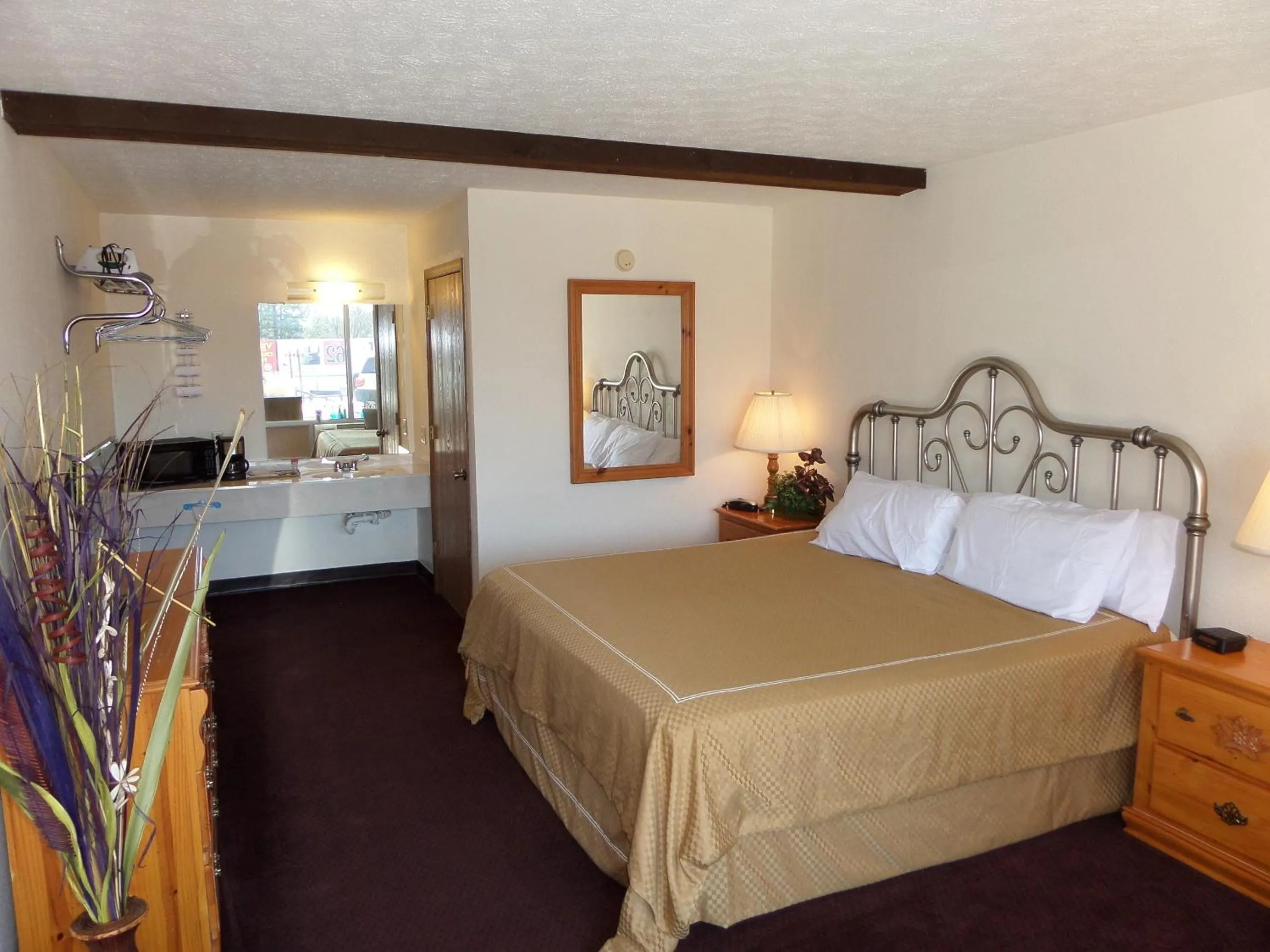Photo of the whole room, Bed in Passion Play Road Inn - Formerly Statue Road Inn