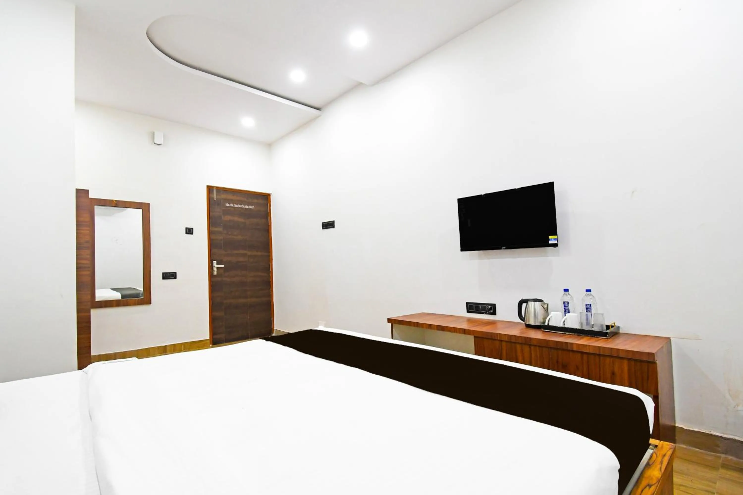 Bedroom, Bed in Super Hotel O Mana Camp Near Airport