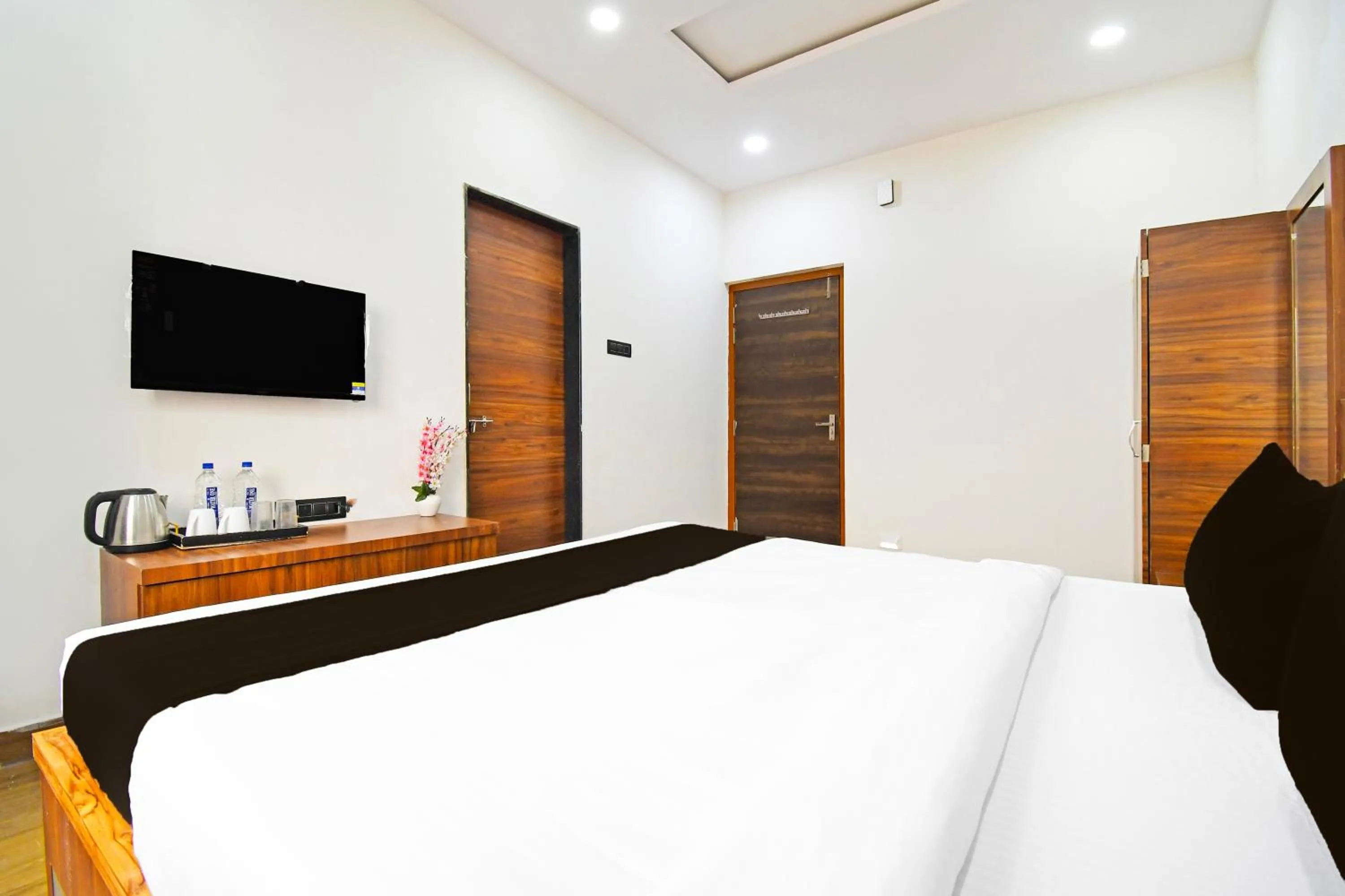 Bedroom, Bed in Super Hotel O Mana Camp Near Airport