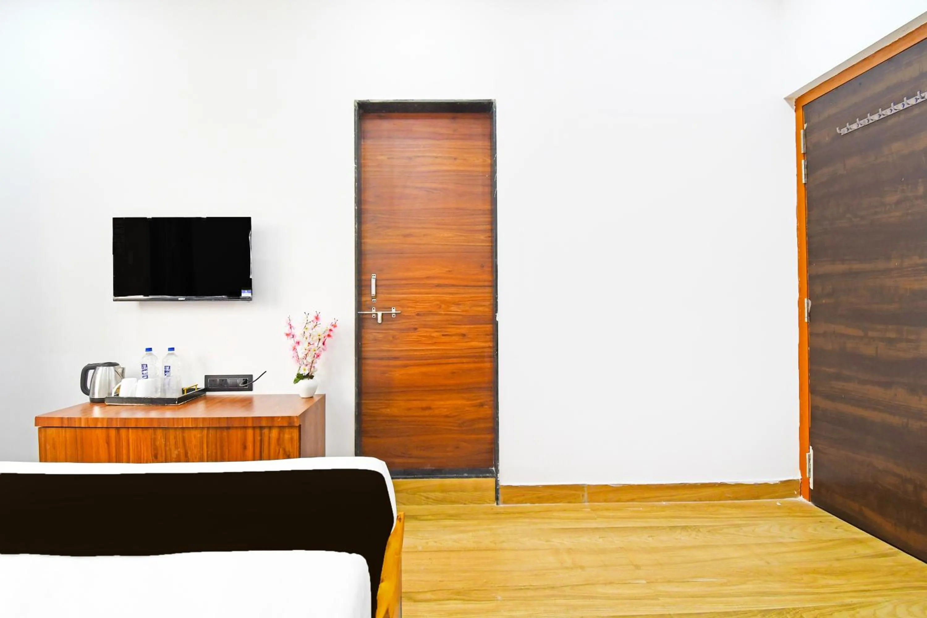 Bedroom in Super Hotel O Mana Camp Near Airport