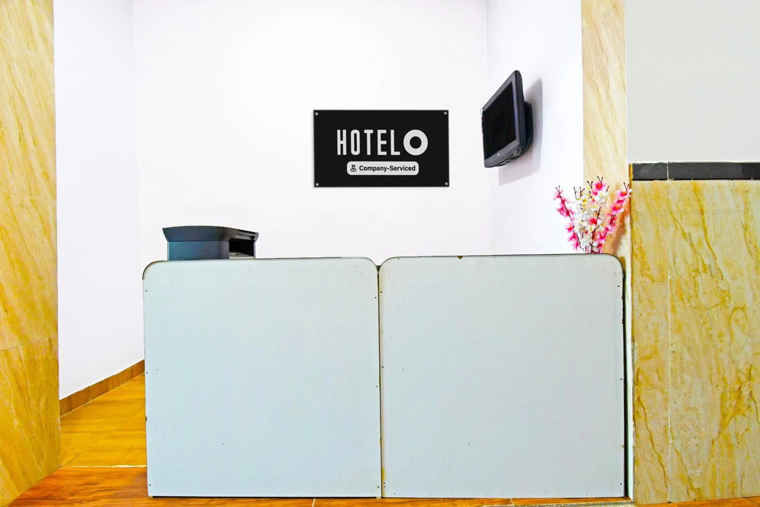 Lobby or reception in Super Hotel O Mana Camp Near Airport