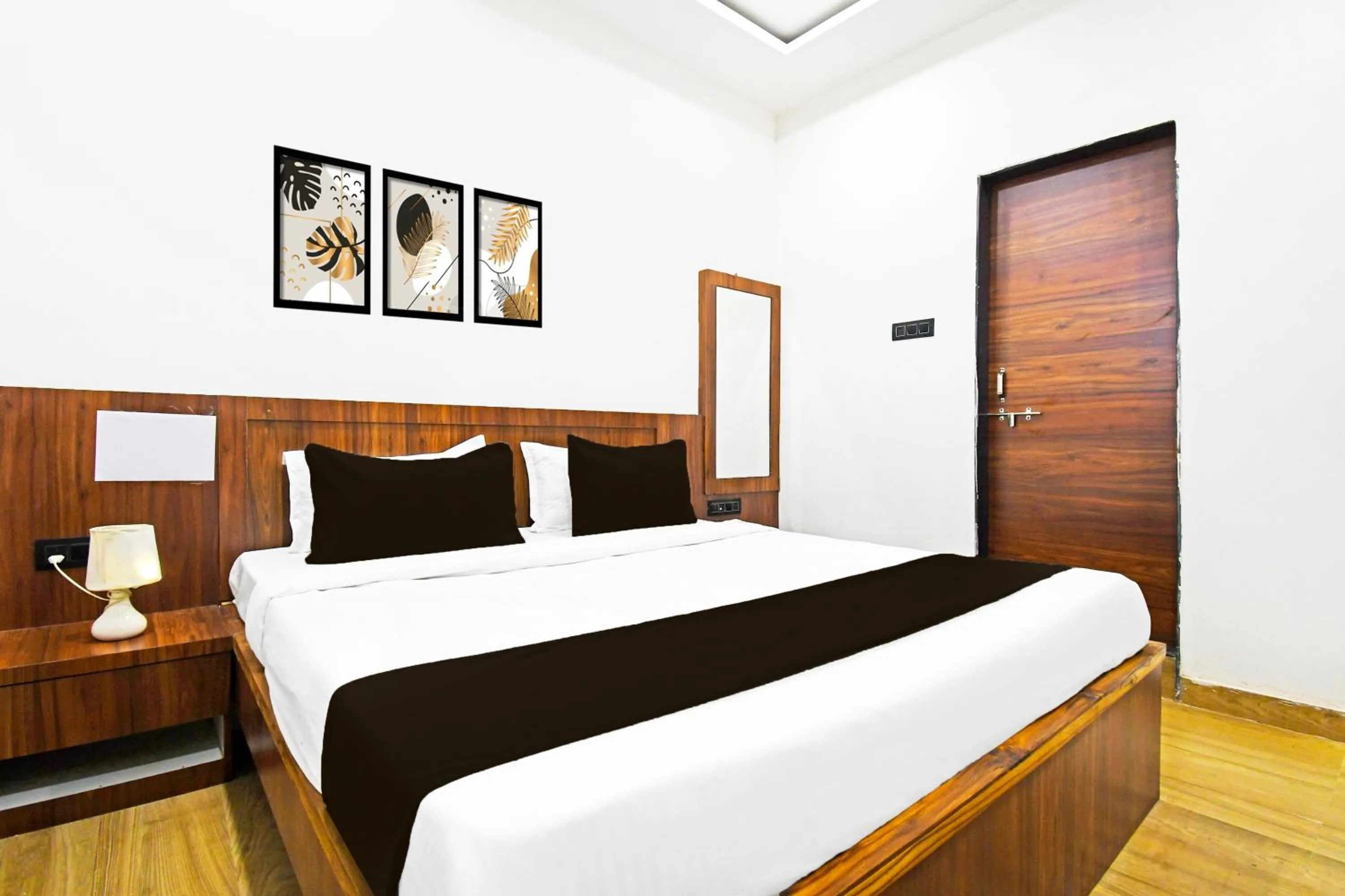 Bedroom, Bed in Super Hotel O Mana Camp Near Airport