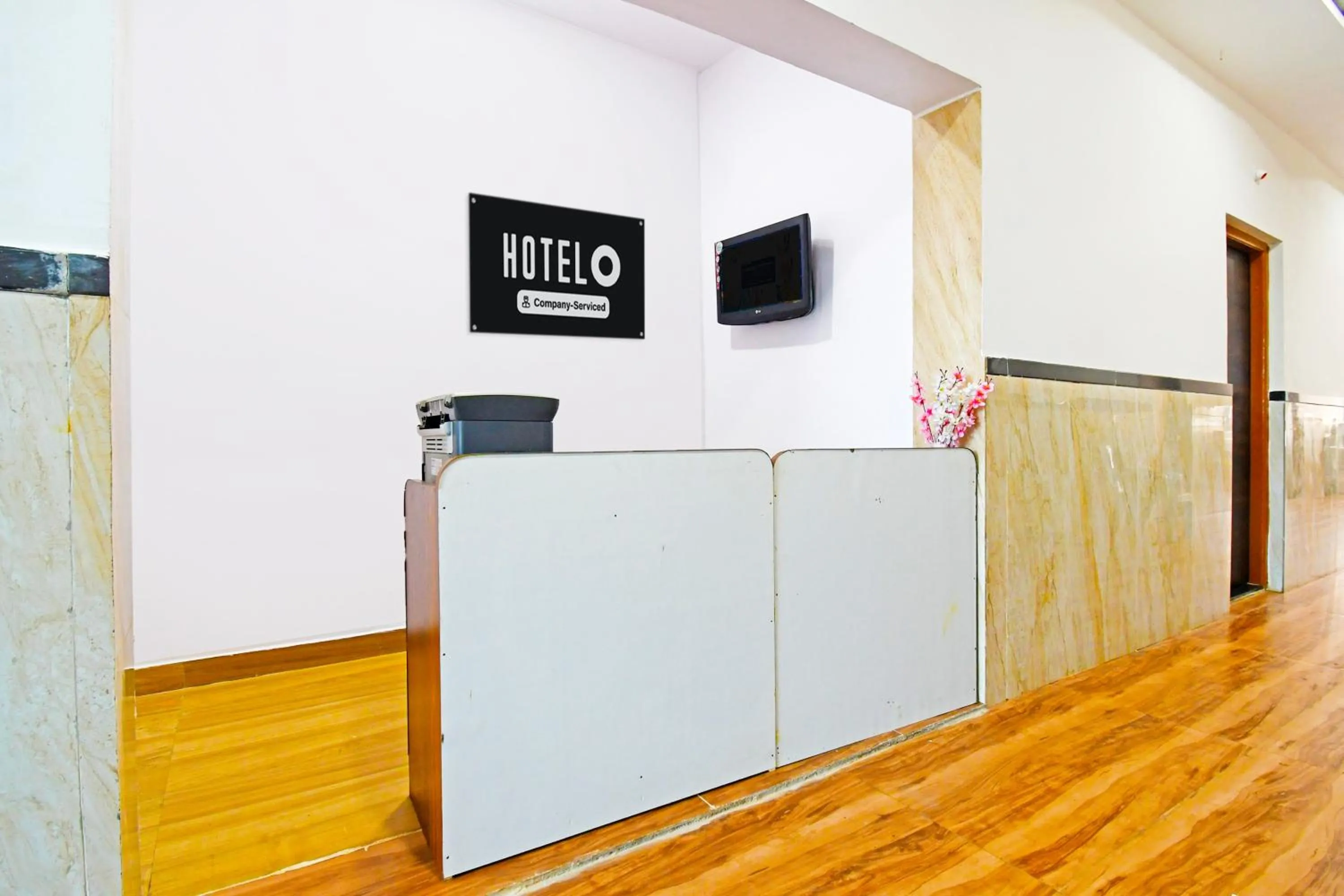 Lobby or reception in Super Hotel O Mana Camp Near Airport