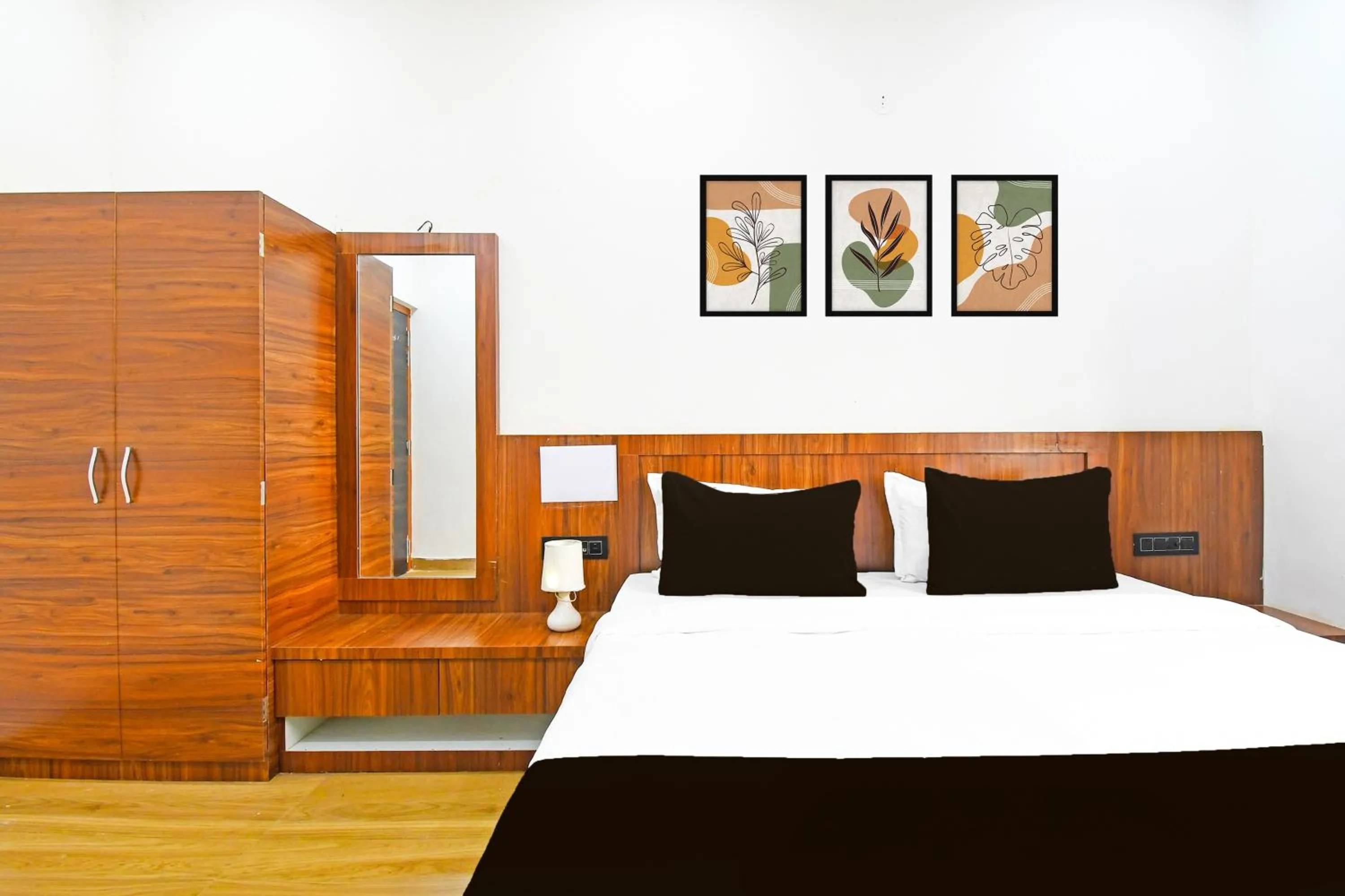 Bedroom, Bed in Super Hotel O Mana Camp Near Airport