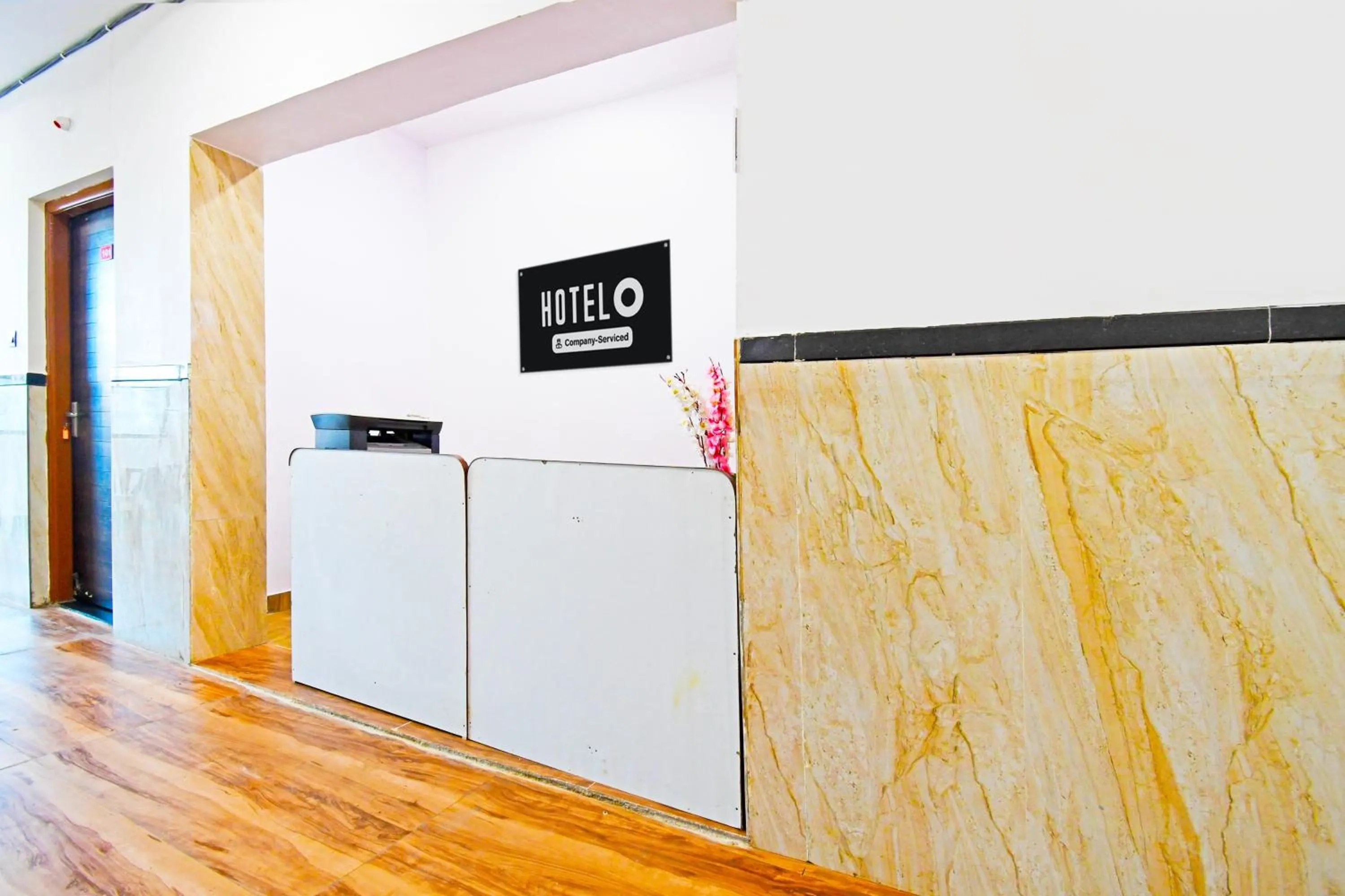Lobby or reception in Super Hotel O Mana Camp Near Airport