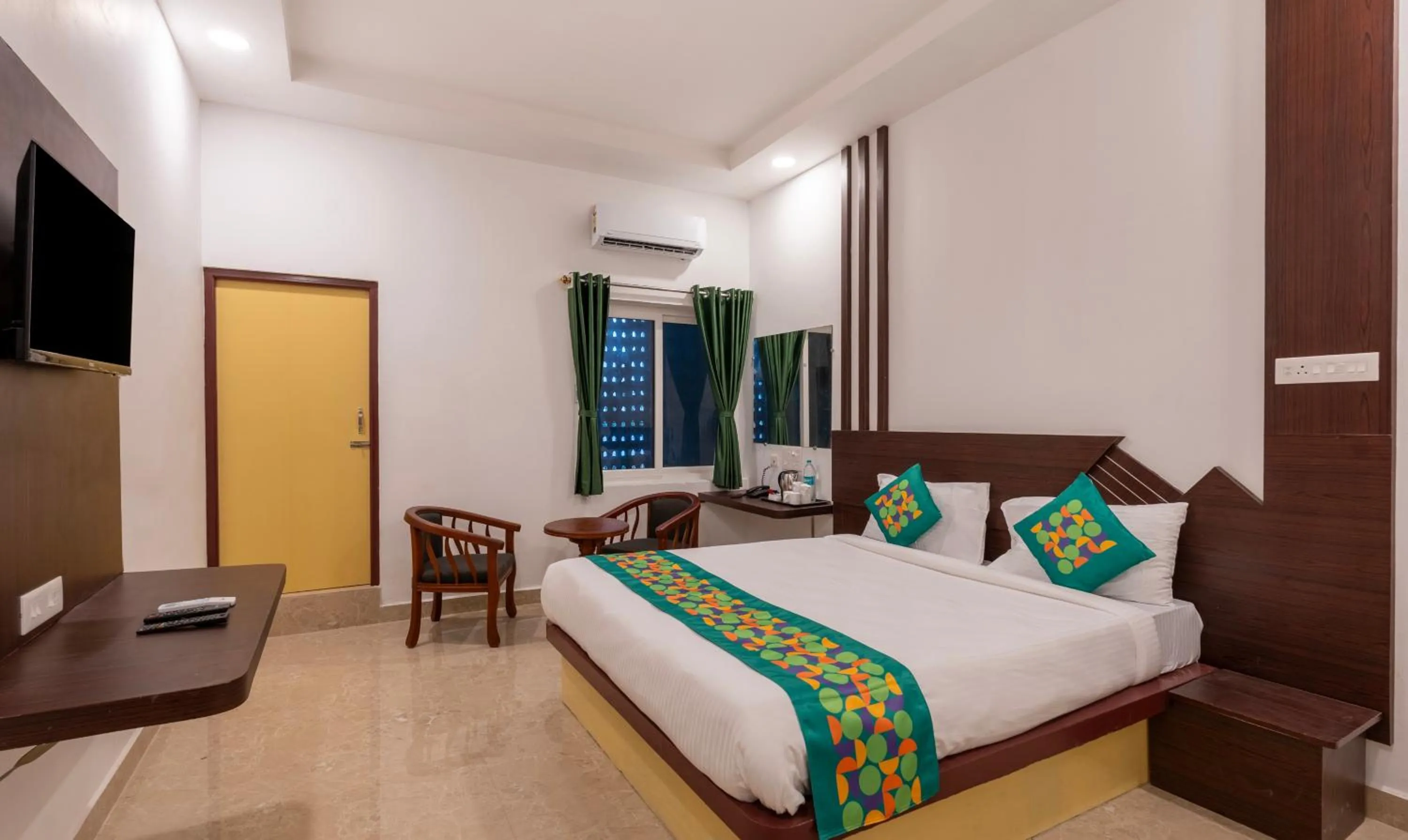 Bedroom, Bed in Treebo Royal Plaza, 700 Mts From Promenade Beach