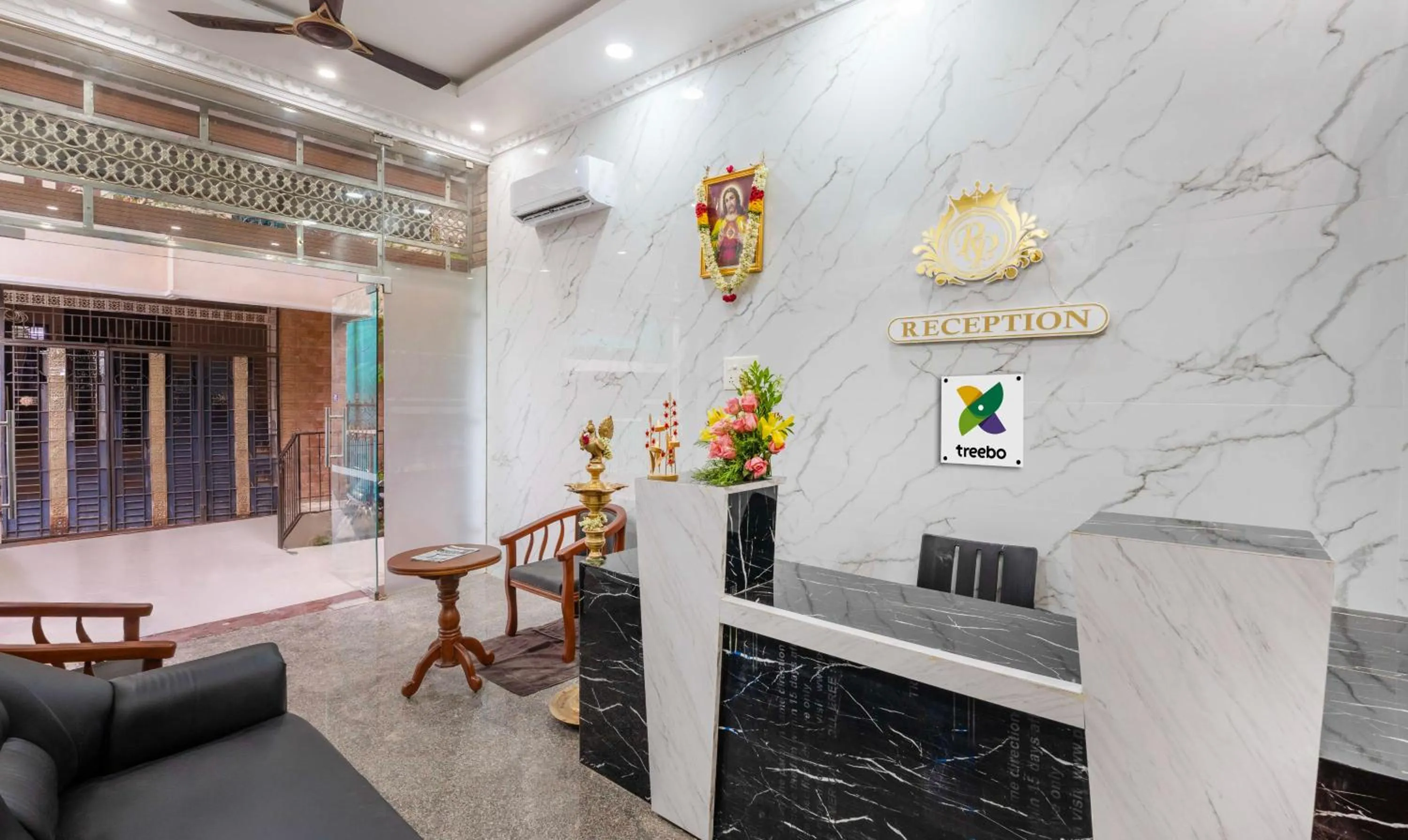 Lobby or reception in Treebo Royal Plaza, 700 Mts From Promenade Beach