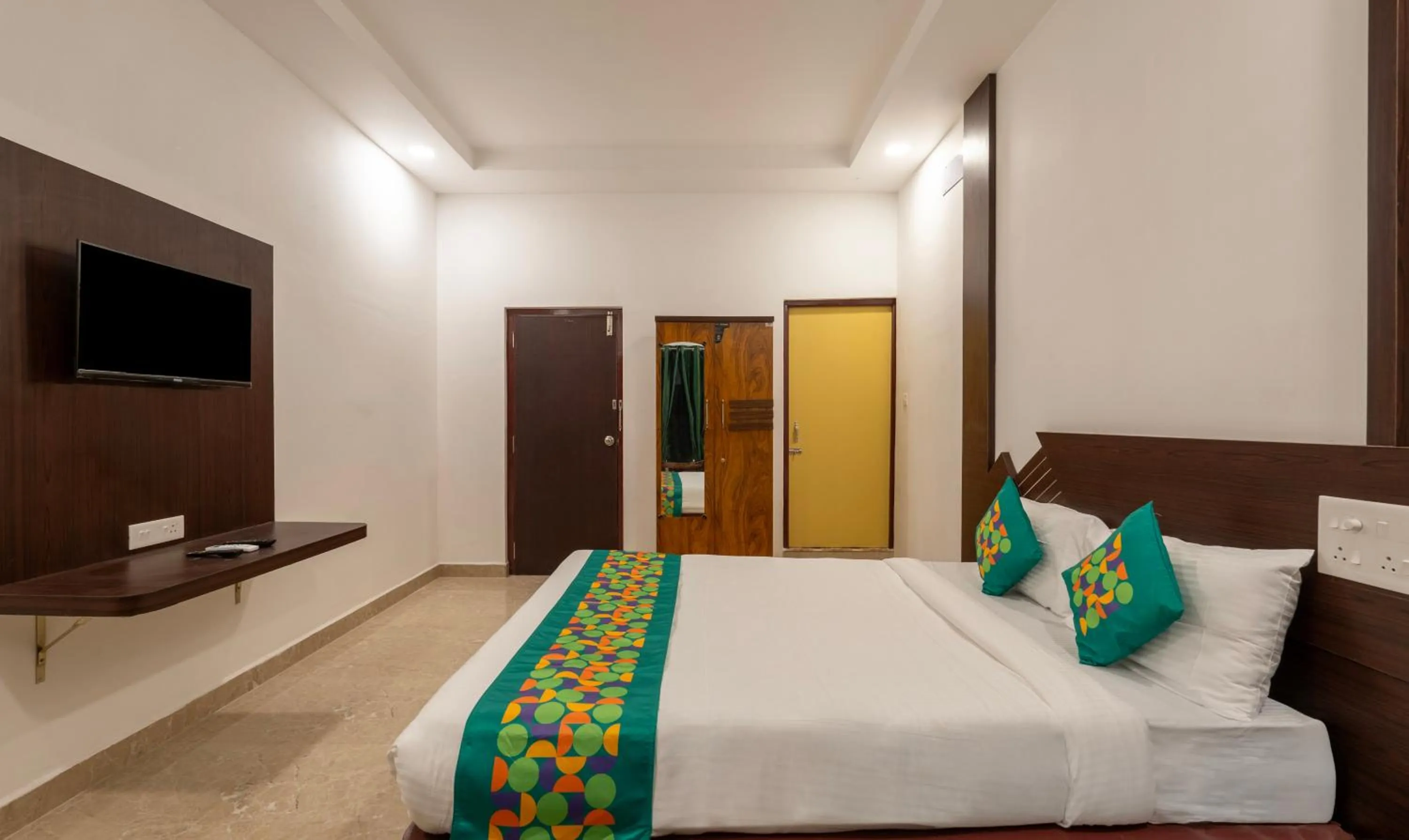 Bedroom, Bed in Treebo Royal Plaza, 700 Mts From Promenade Beach