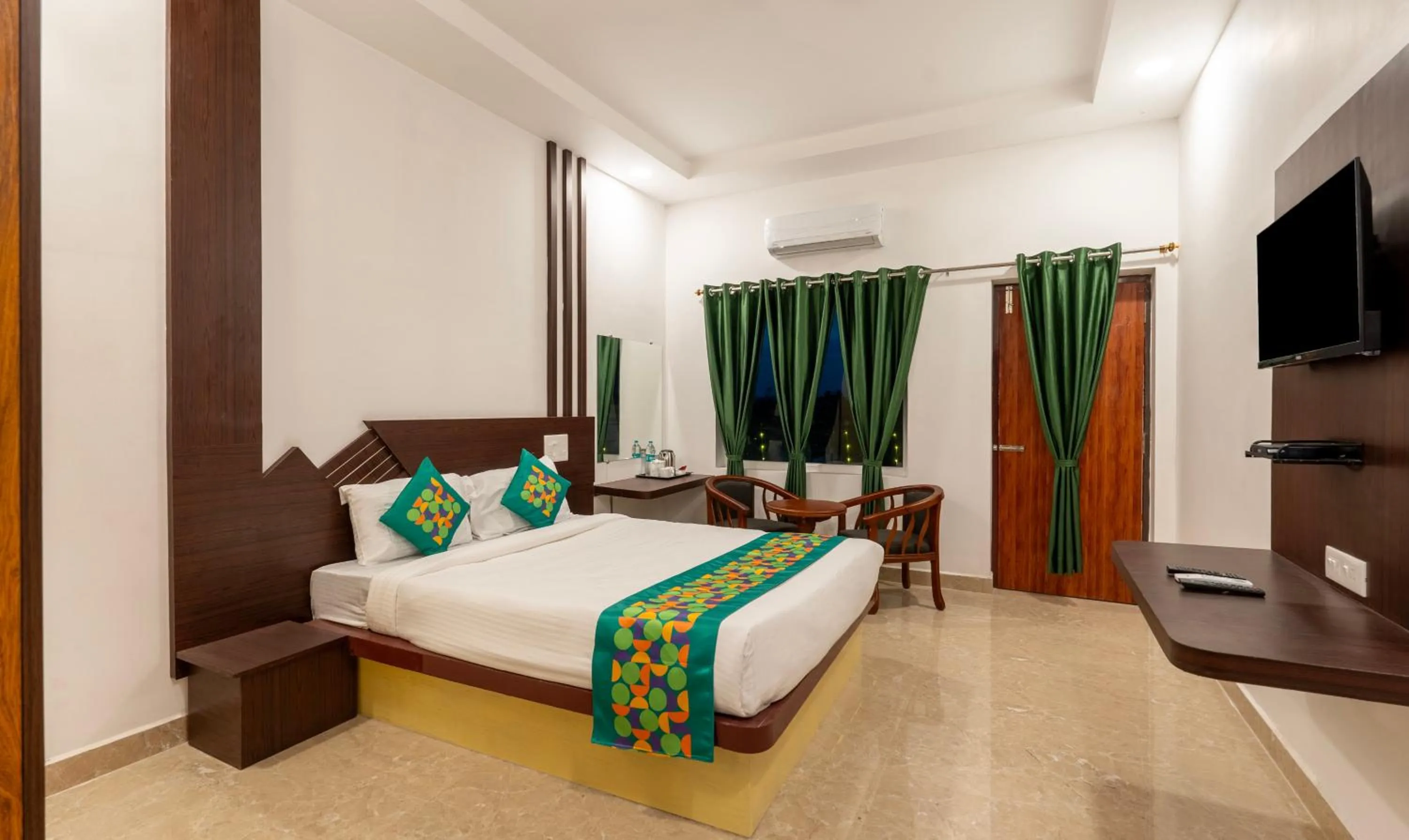 Bedroom, Bed in Treebo Royal Plaza, 700 Mts From Promenade Beach