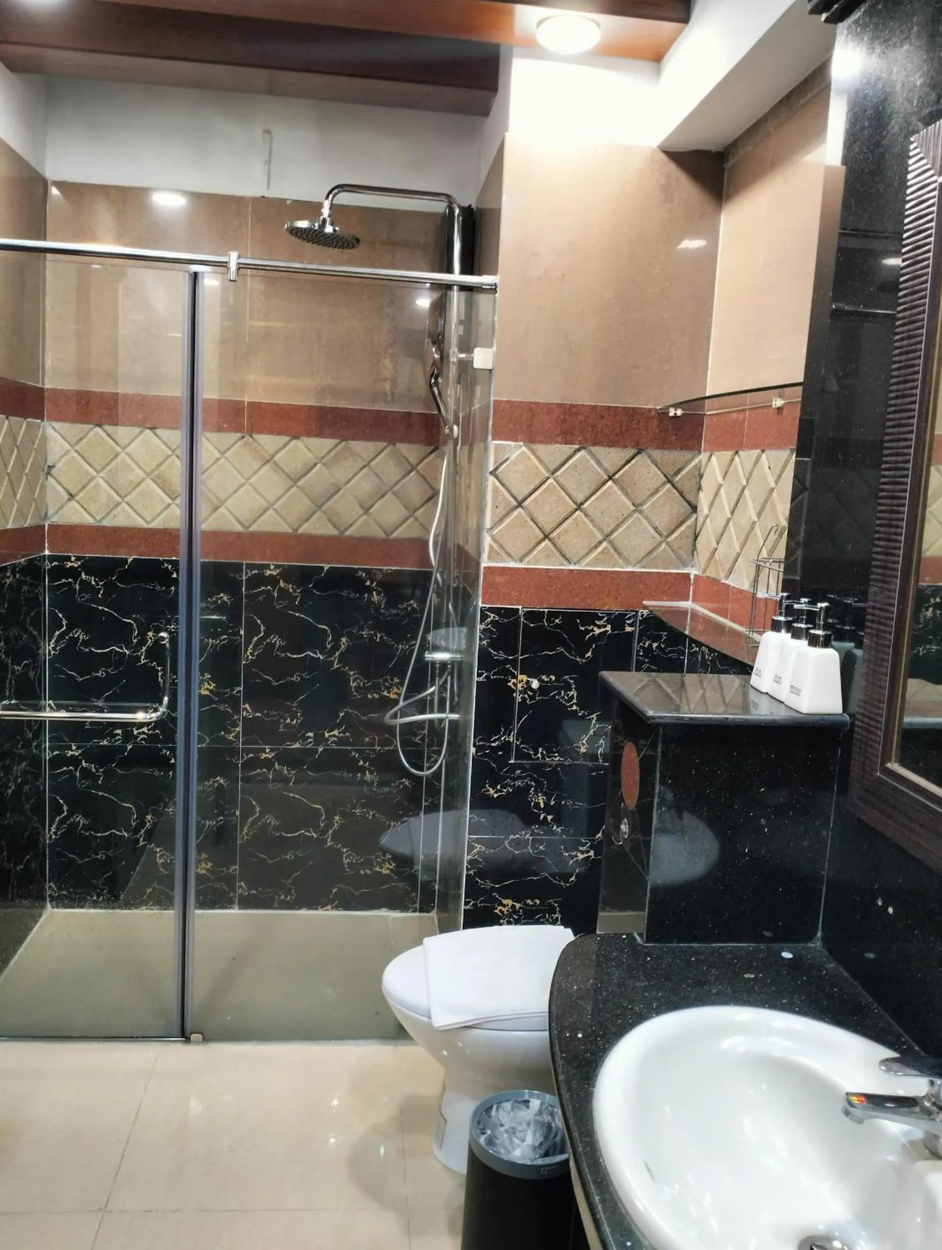 Shower in Bros Citihouse Hotel