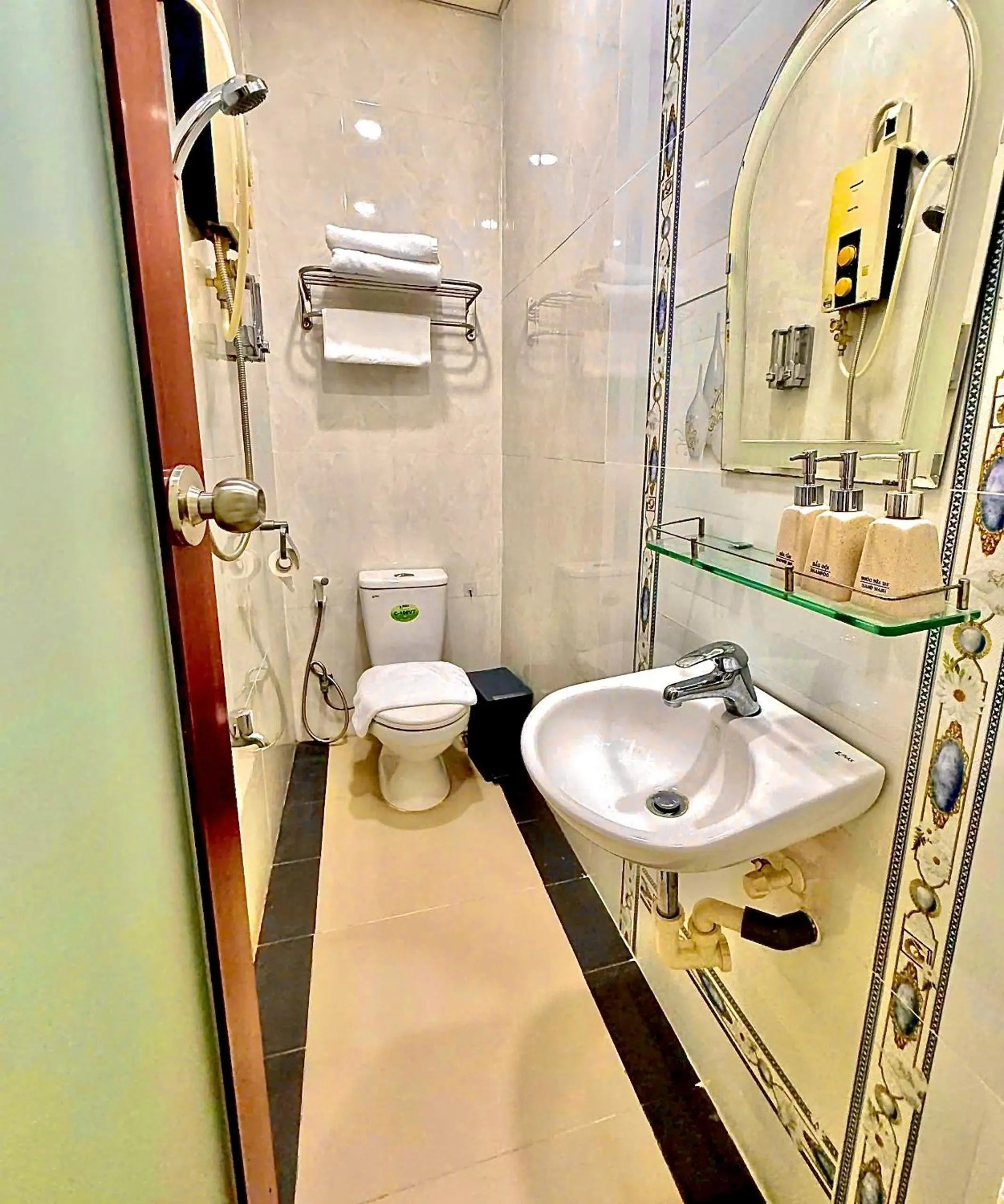 Shower in Bros Citihouse Hotel