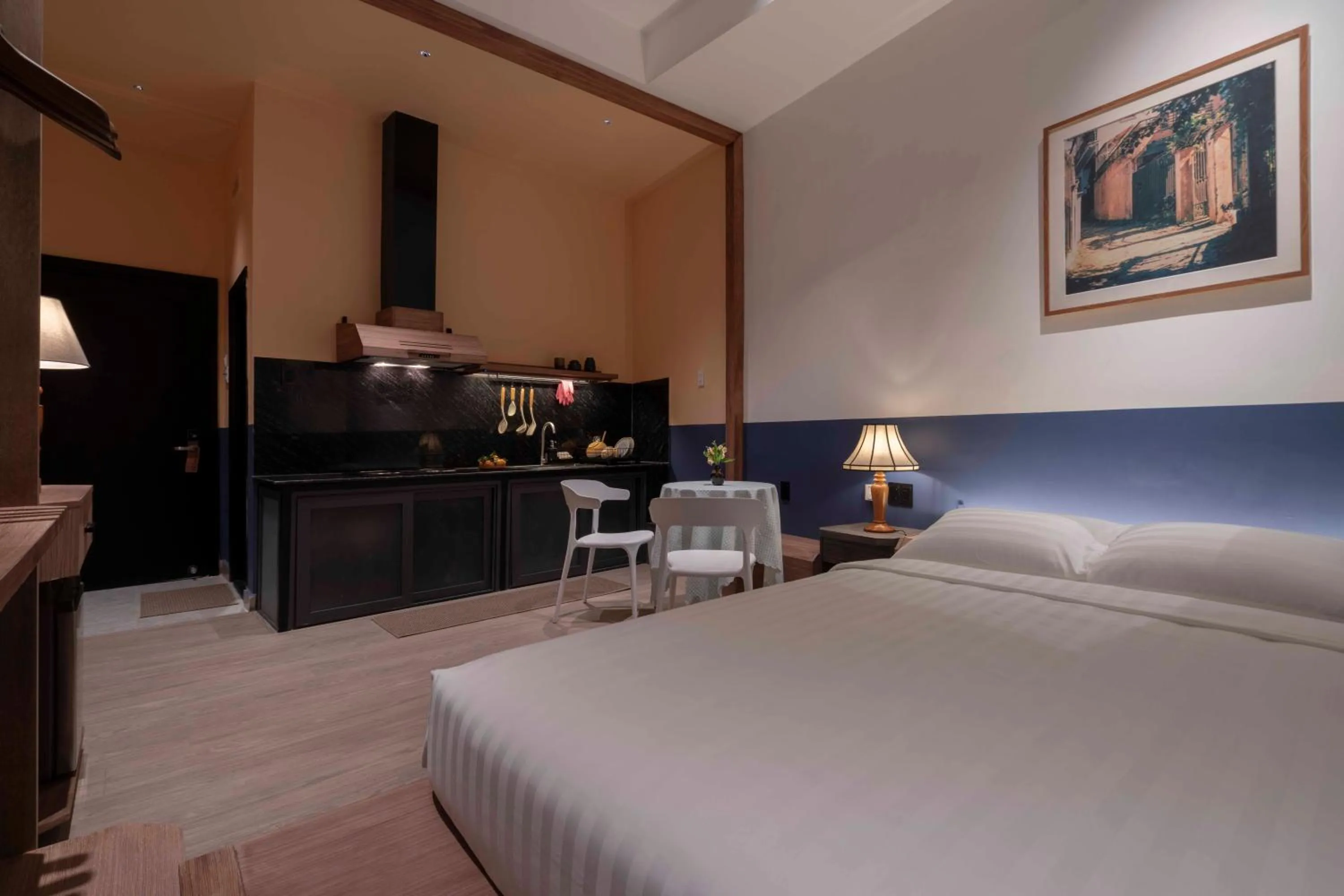 Kitchen or kitchenette, Bed in The Lamp Boutique House