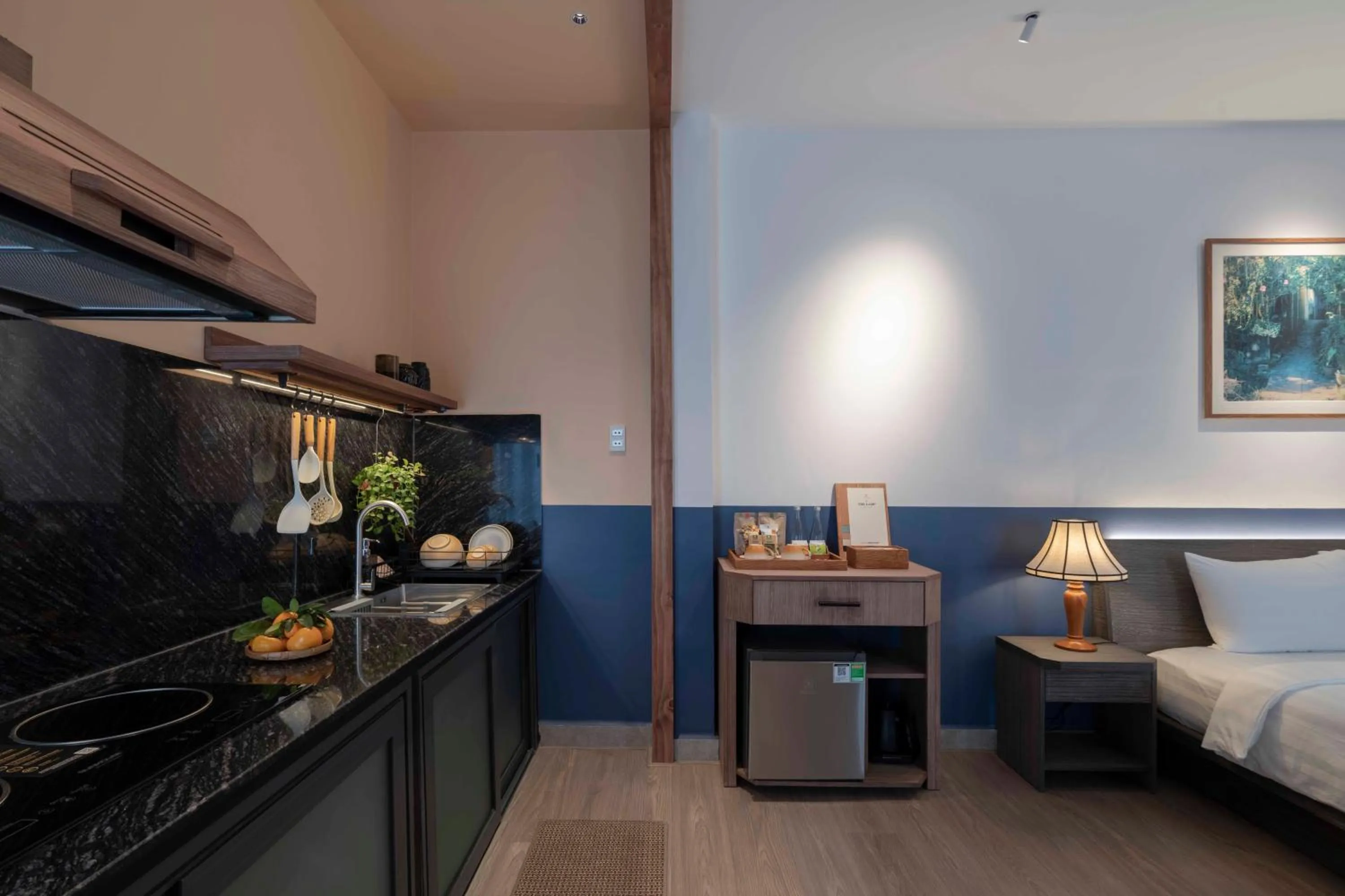 Kitchen or kitchenette, Bed in The Lamp Boutique House