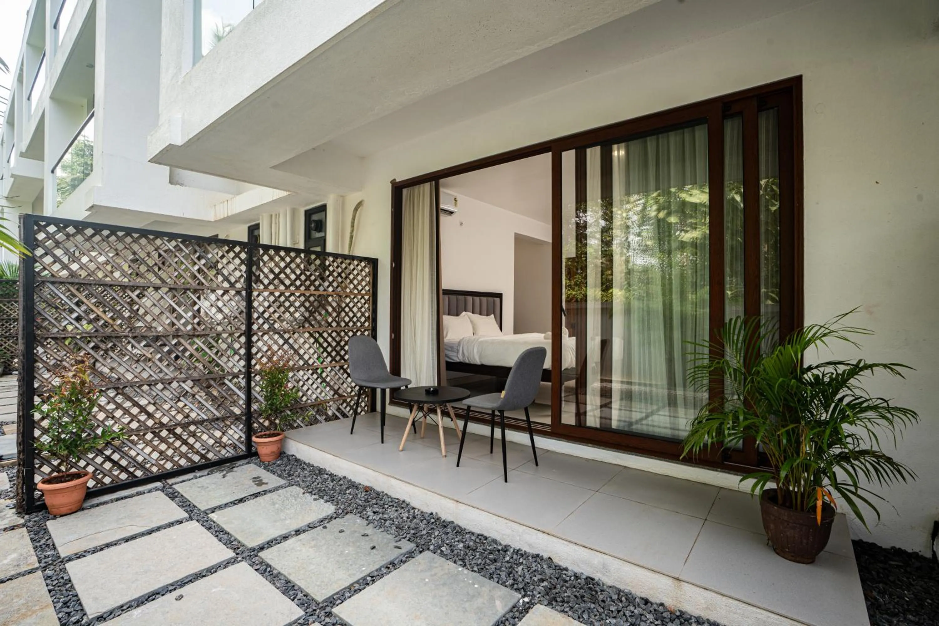 Queen Room with Garden View in Mistral by the sea