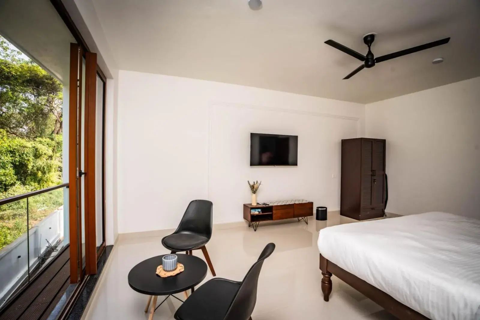 Superior King Room in Mistral by the sea Superior King Room in Mistral by the sea